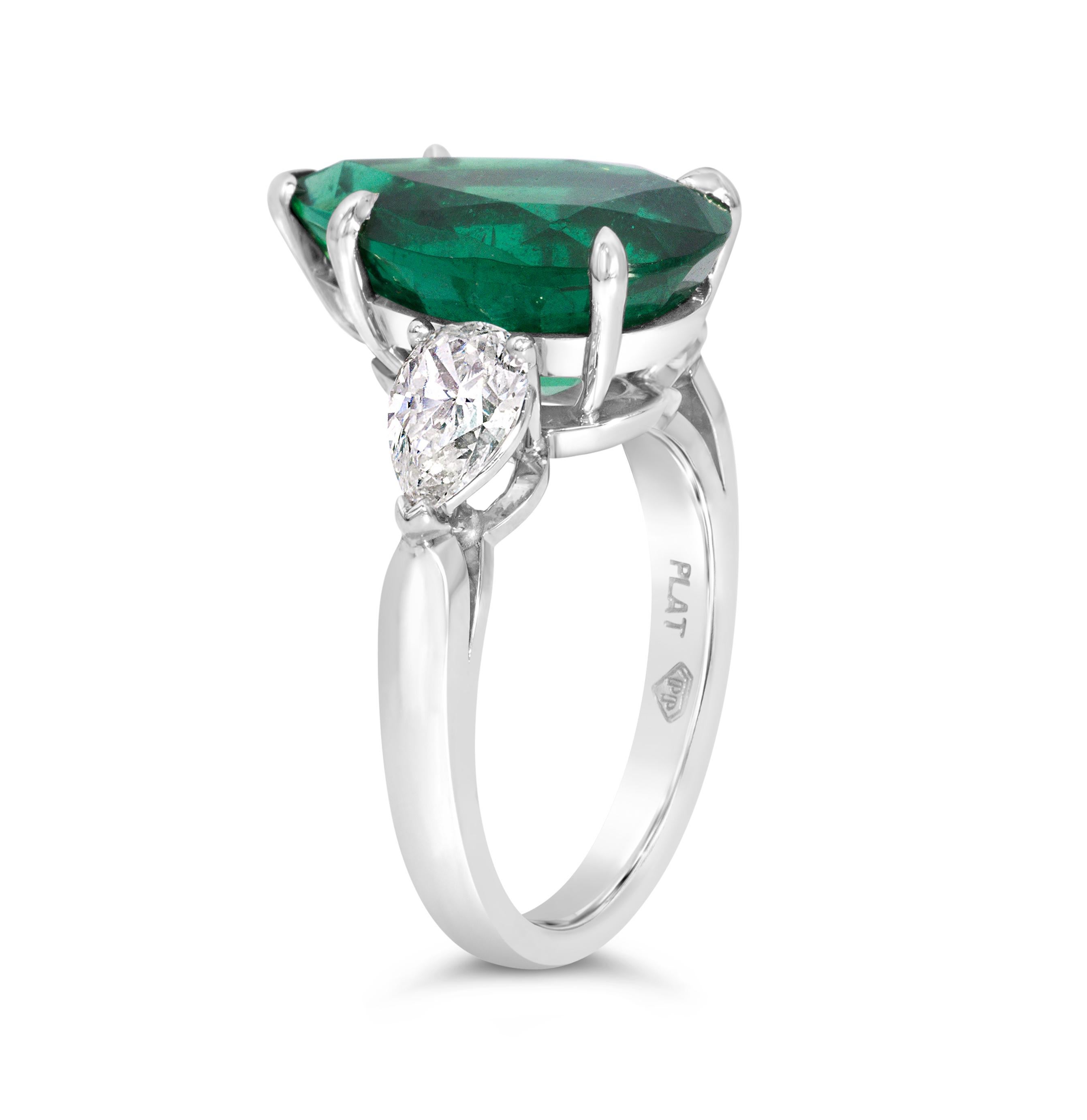 Contemporary Roman Malakov 5.85 Carats Pear Shape Emerald & Diamond Three-Stone Fashion Ring For Sale