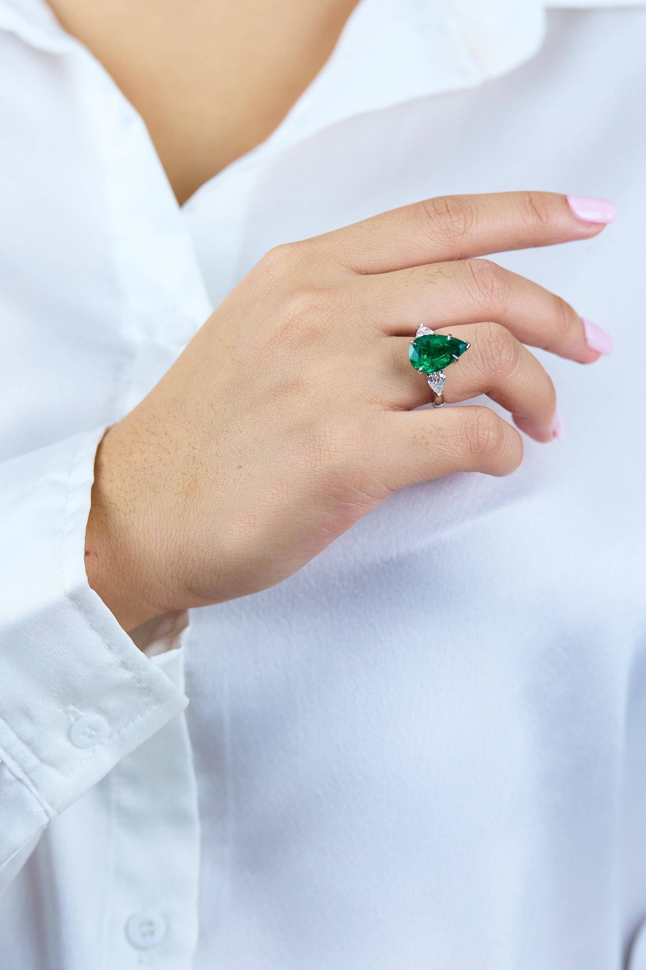 Pear Cut Roman Malakov 5.85 Carats Pear Shape Emerald & Diamond Three-Stone Fashion Ring For Sale