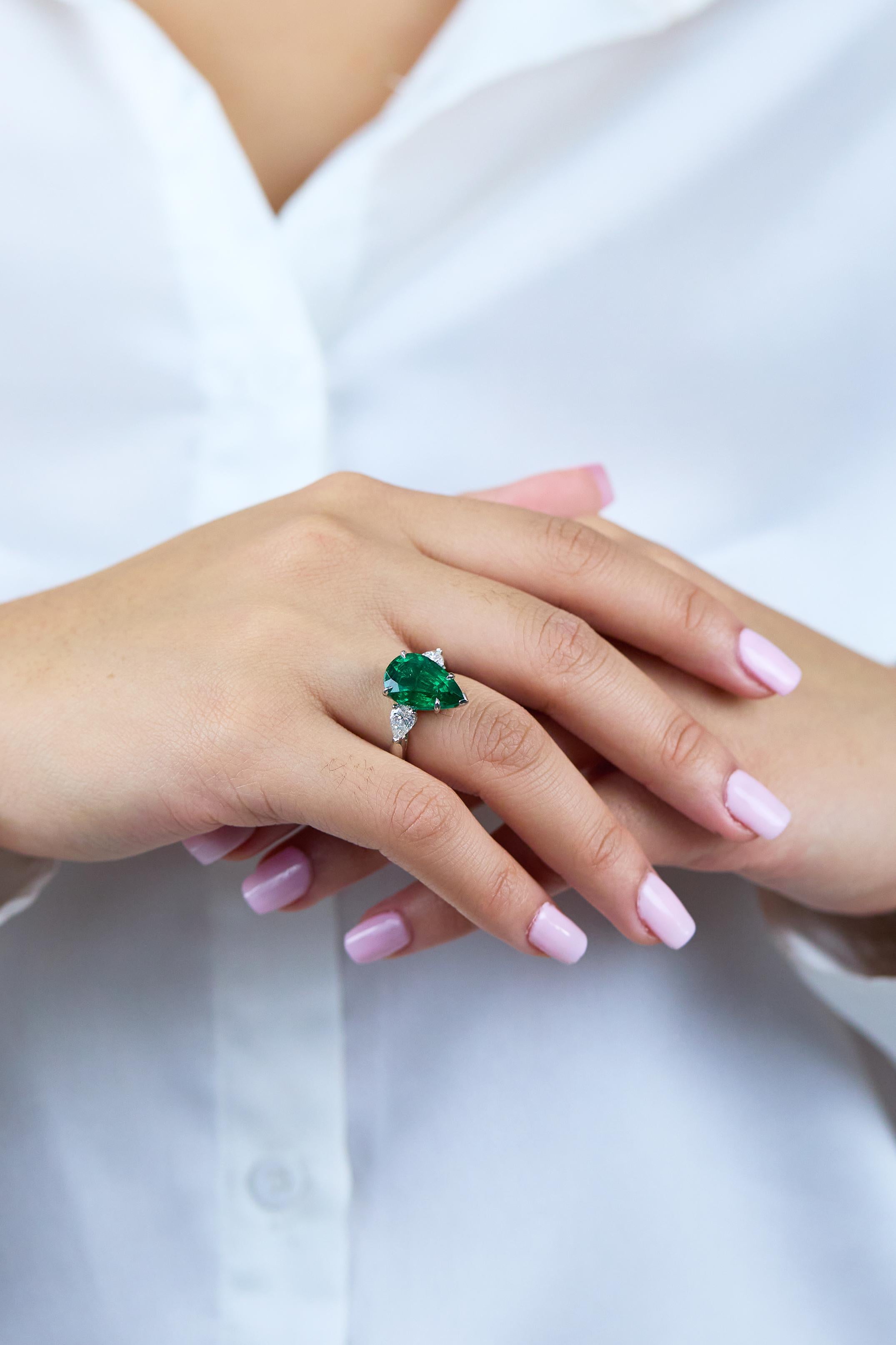 Roman Malakov 5.85 Carats Pear Shape Emerald & Diamond Three-Stone Fashion Ring In New Condition For Sale In New York, NY