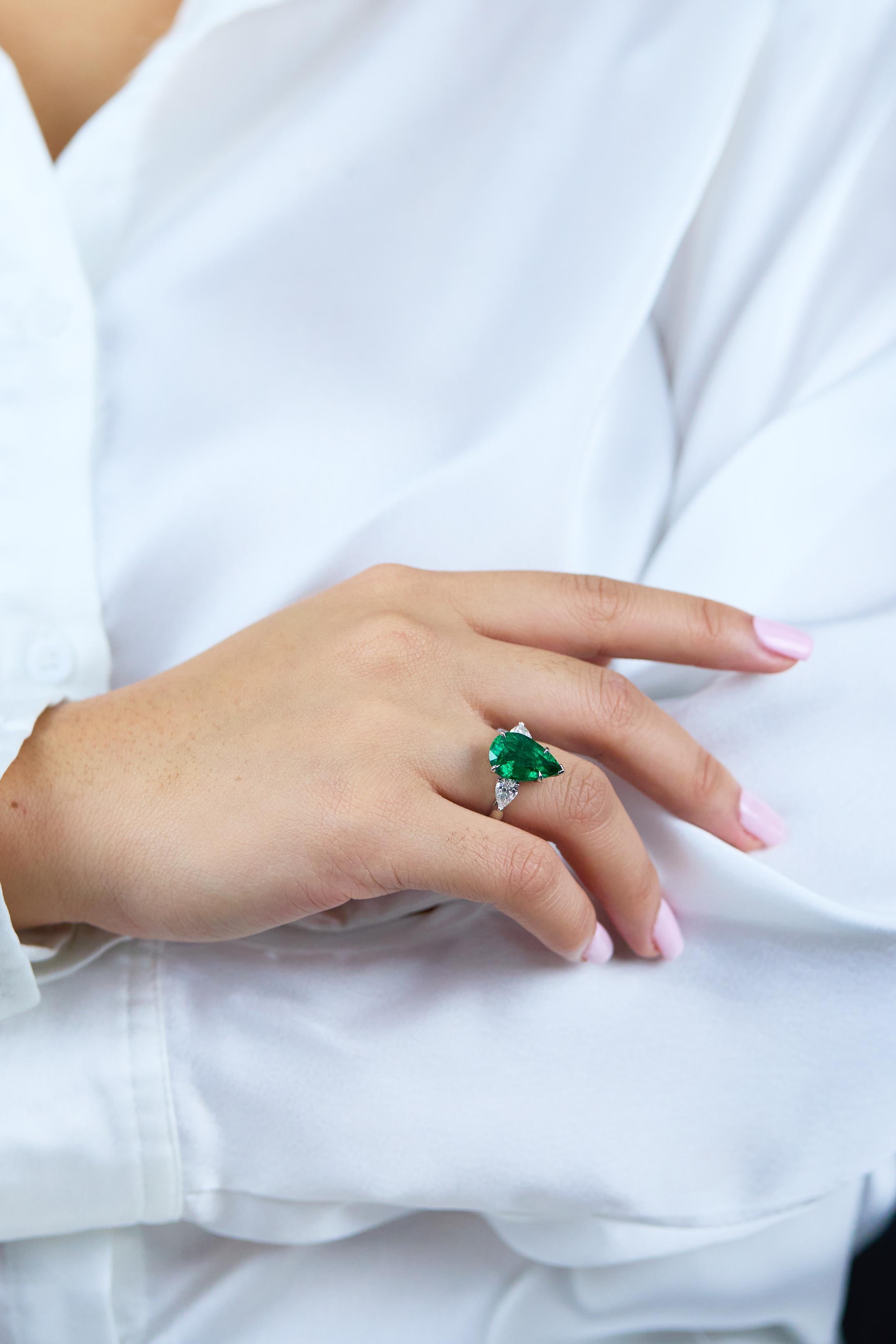 Women's Roman Malakov 5.85 Carats Pear Shape Emerald & Diamond Three-Stone Fashion Ring For Sale