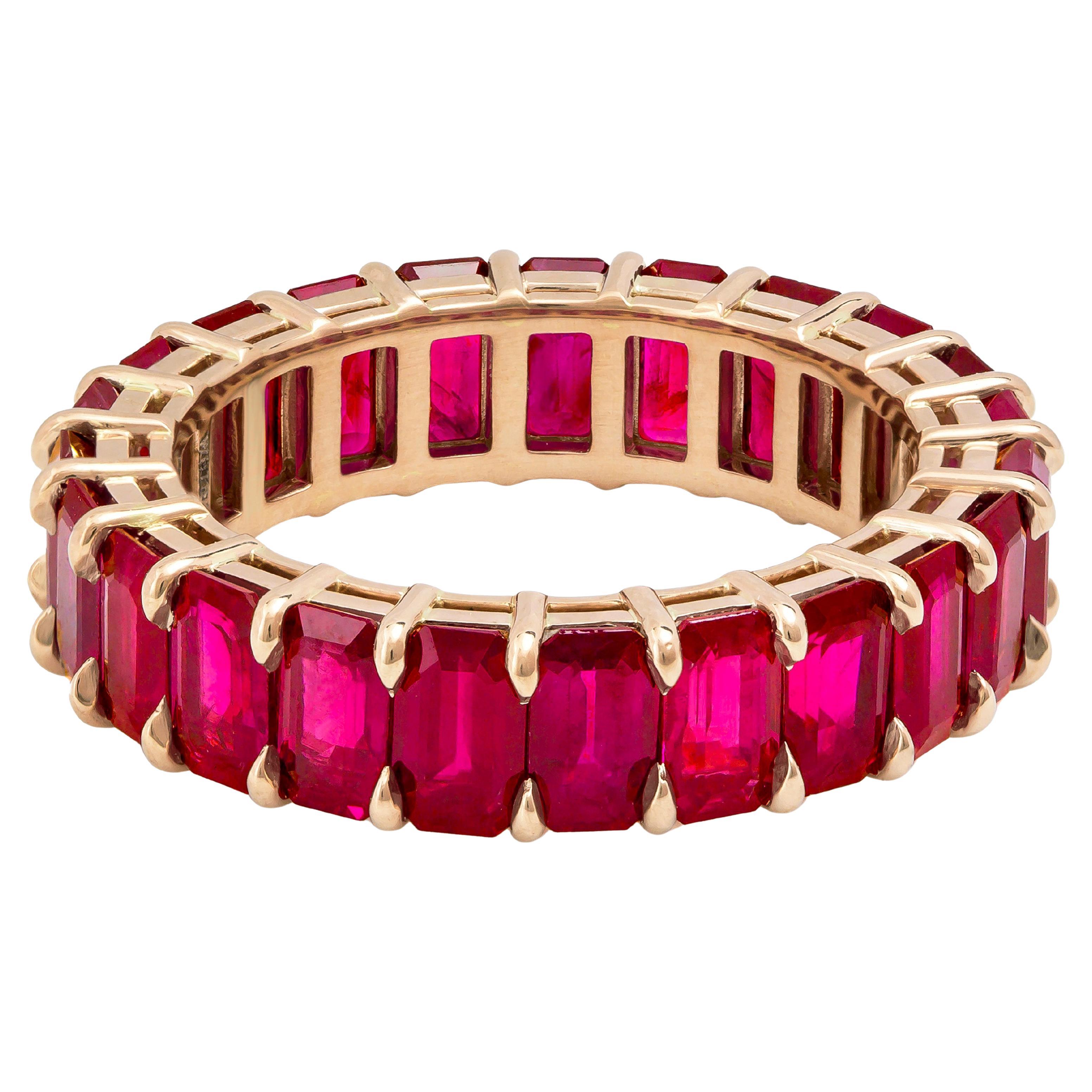 Roman Malakov, alliance d'éternité en rubis de Birmanie taille émeraude de 6,99 carats au total en vente