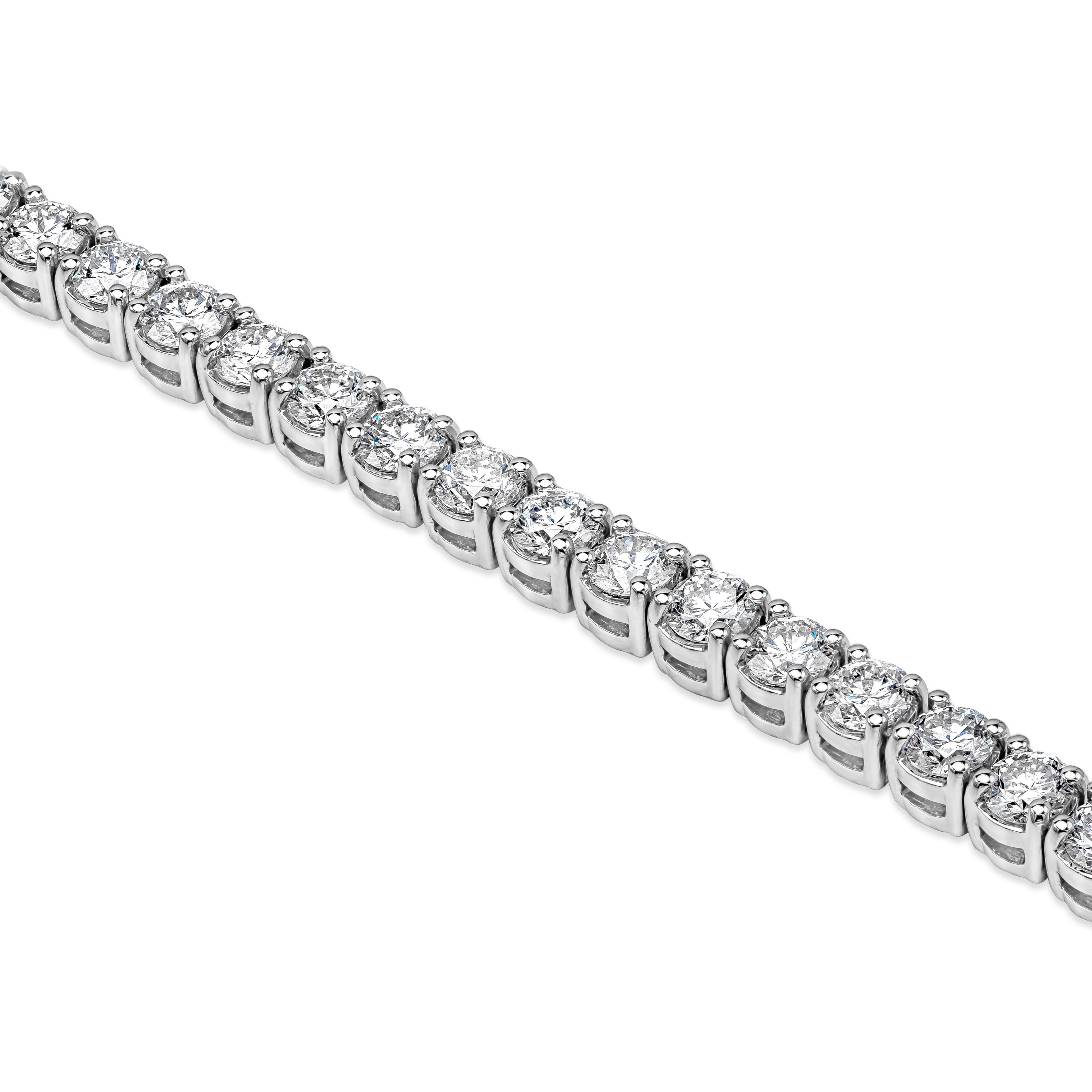 Un style de bracelet tennis classique mettant en valeur une rangée de diamants ronds de taille brillant pesant 7,00 carats au total, chacun étant serti dans un panier en or blanc 18k. Mécanisme de double verrouillage pour une sécurité maximale.