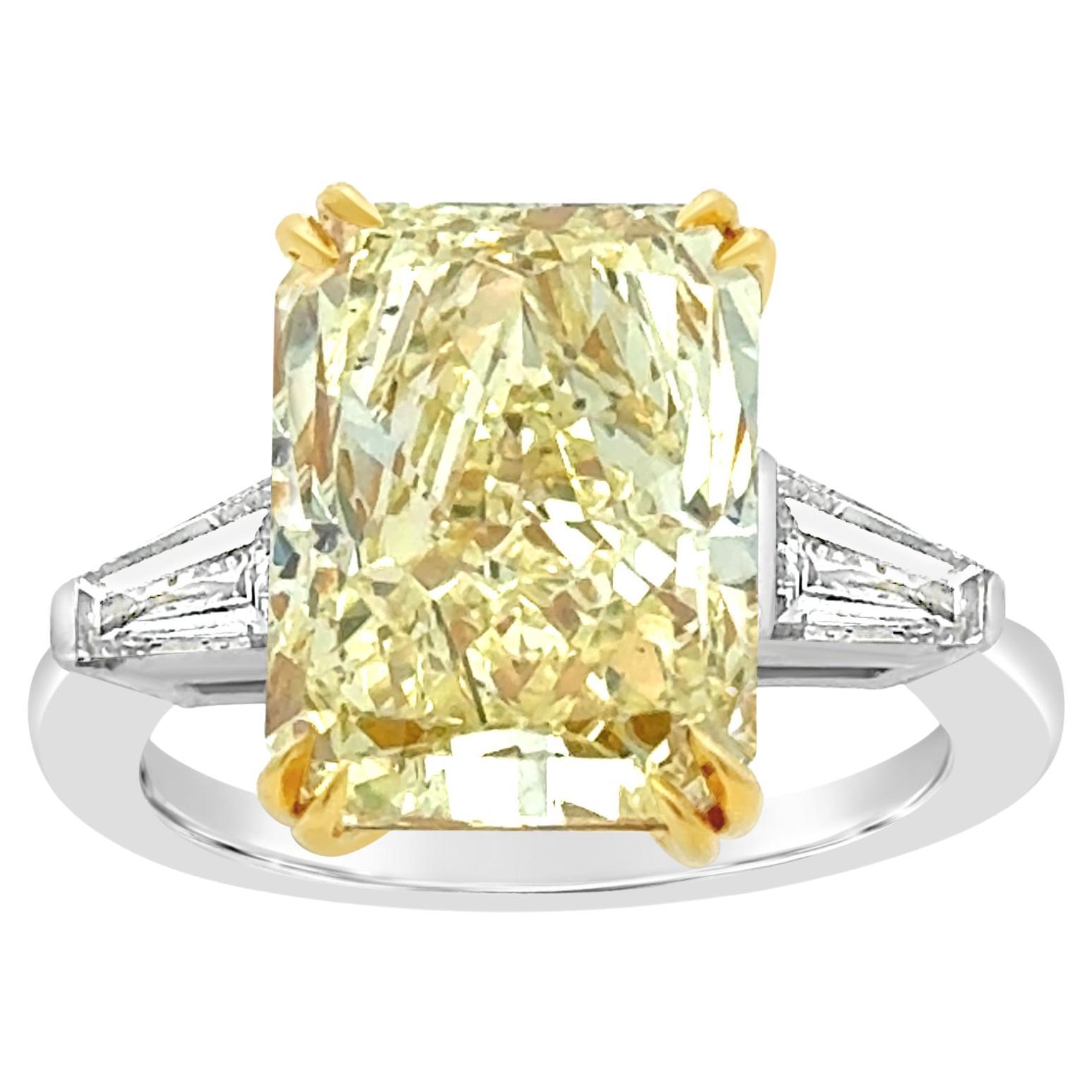 Roman Malakov Diamonds 7,02 carati, anello di fidanzamento a tre pietre con diamante giallo taglio radiante