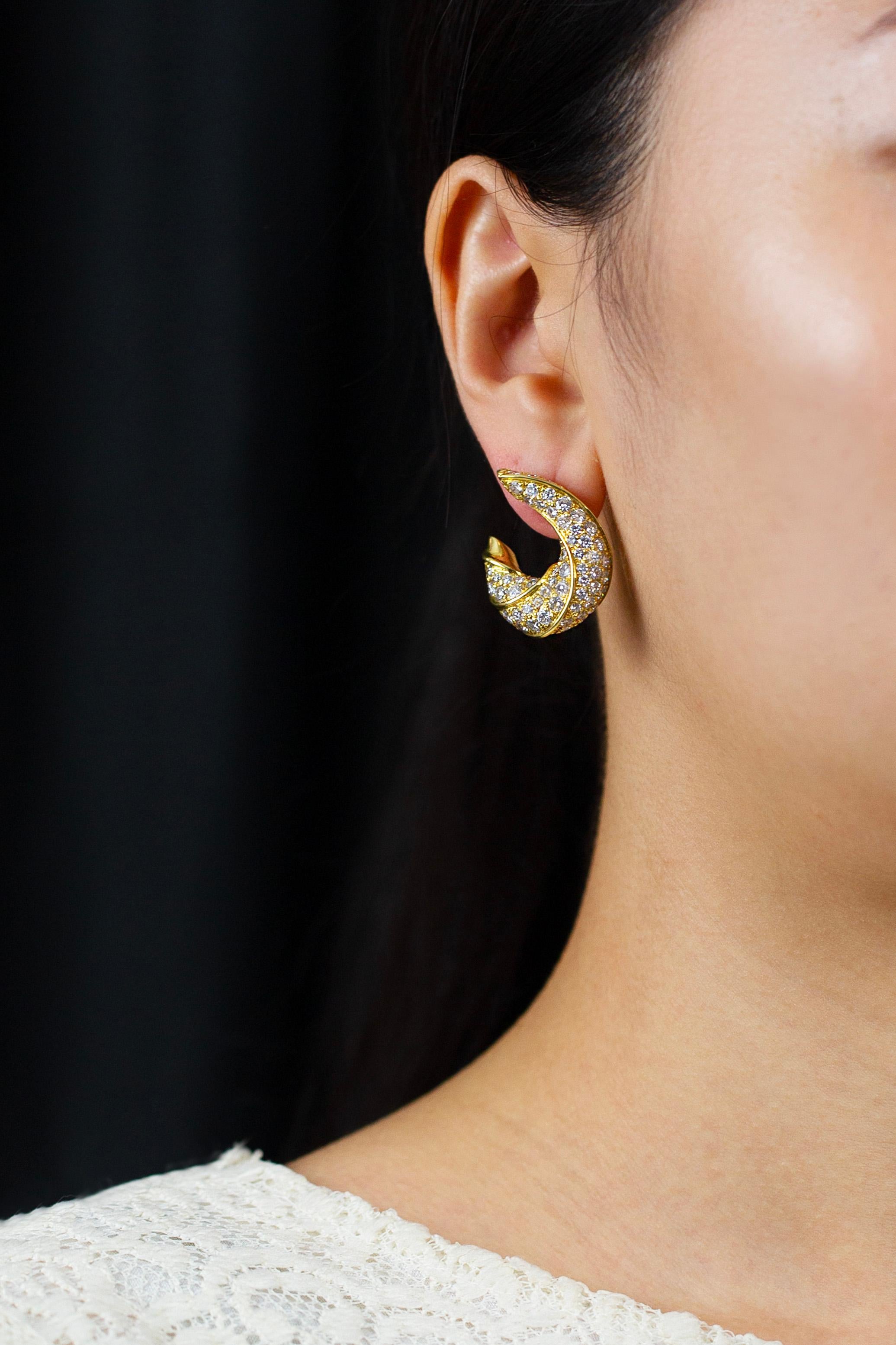 Einzigartige und modische Ohrringe mit insgesamt 7,03 Karat Diamanten im Brillantschliff, gefasst in einem komplizierten, gedrehten Design und hergestellt aus 18 Karat Gelbgold. Omega-Clip mit Pfosten. 

Roman Malakov ist ein Unternehmen, das sich
