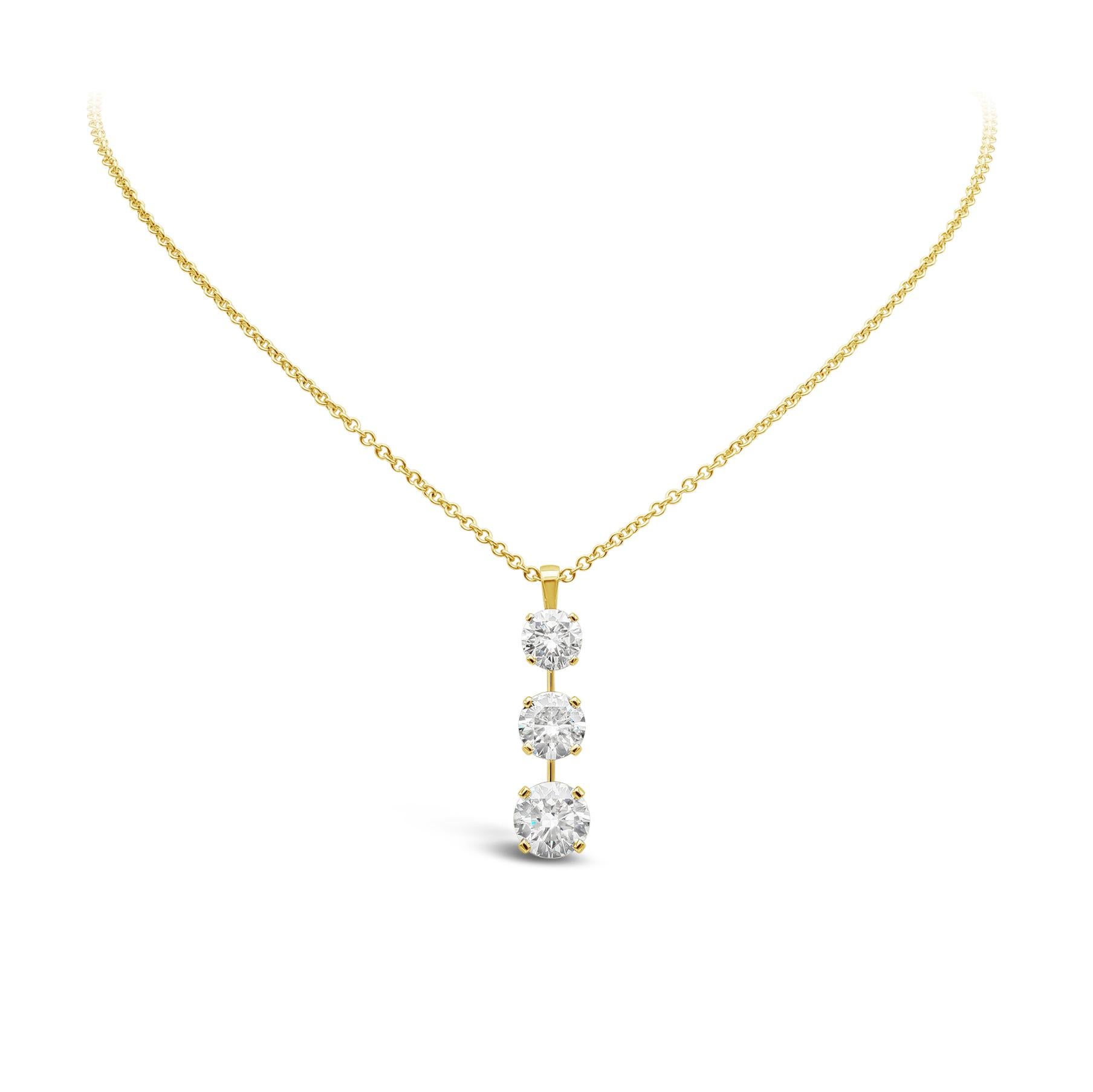 Una bellissima collana a goccia, con tre diamanti rotondi taglio brillante per un peso totale di 7,05 carati, ciascuno incastonato in una montatura a quattro punte. Finemente realizzato con montatura in oro giallo 18 carati lucido, misura 1,25