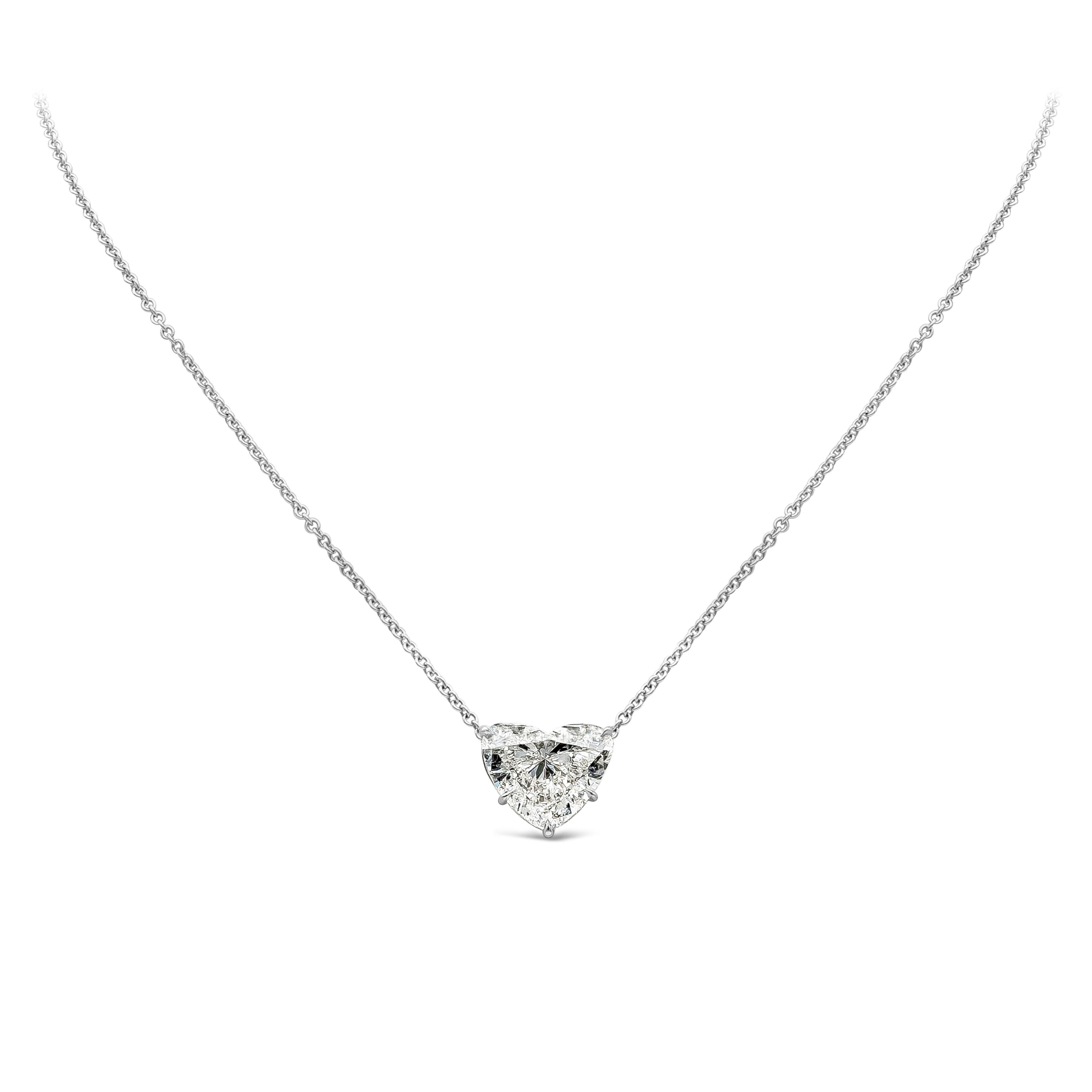 Ce superbe collier pendentif met en valeur un diamant en forme de cœur de 7,05 carats, de couleur I et de pureté SI. Sertie en platine et attachée à une chaîne de 16 pouces en or blanc 18 carats. 

Style disponible dans différentes gammes de prix.