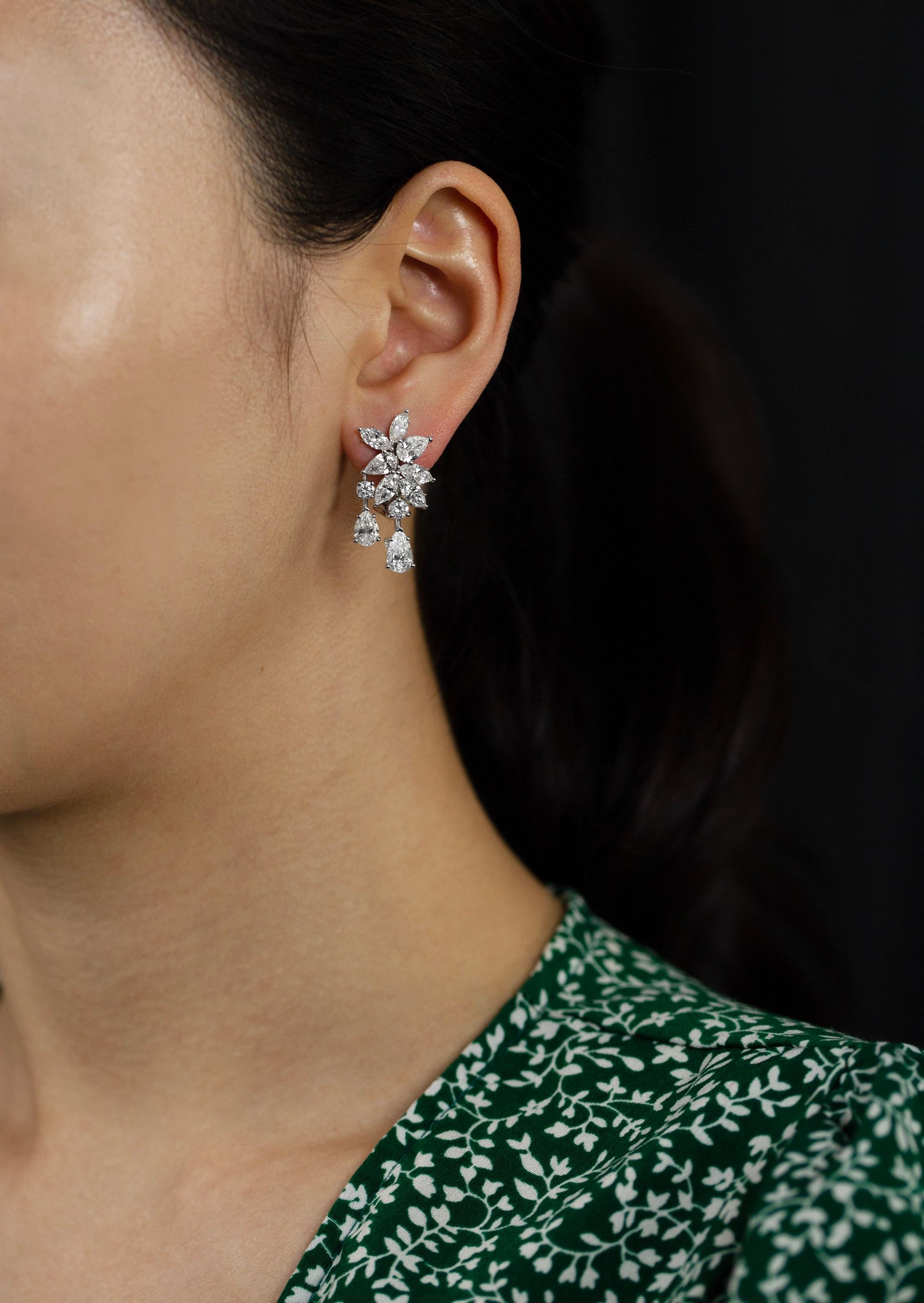 Contemporain Roman Malakov Pendants d'oreilles en forme de grappe avec diamants tailles mixtes de 7,45 carats au total en vente
