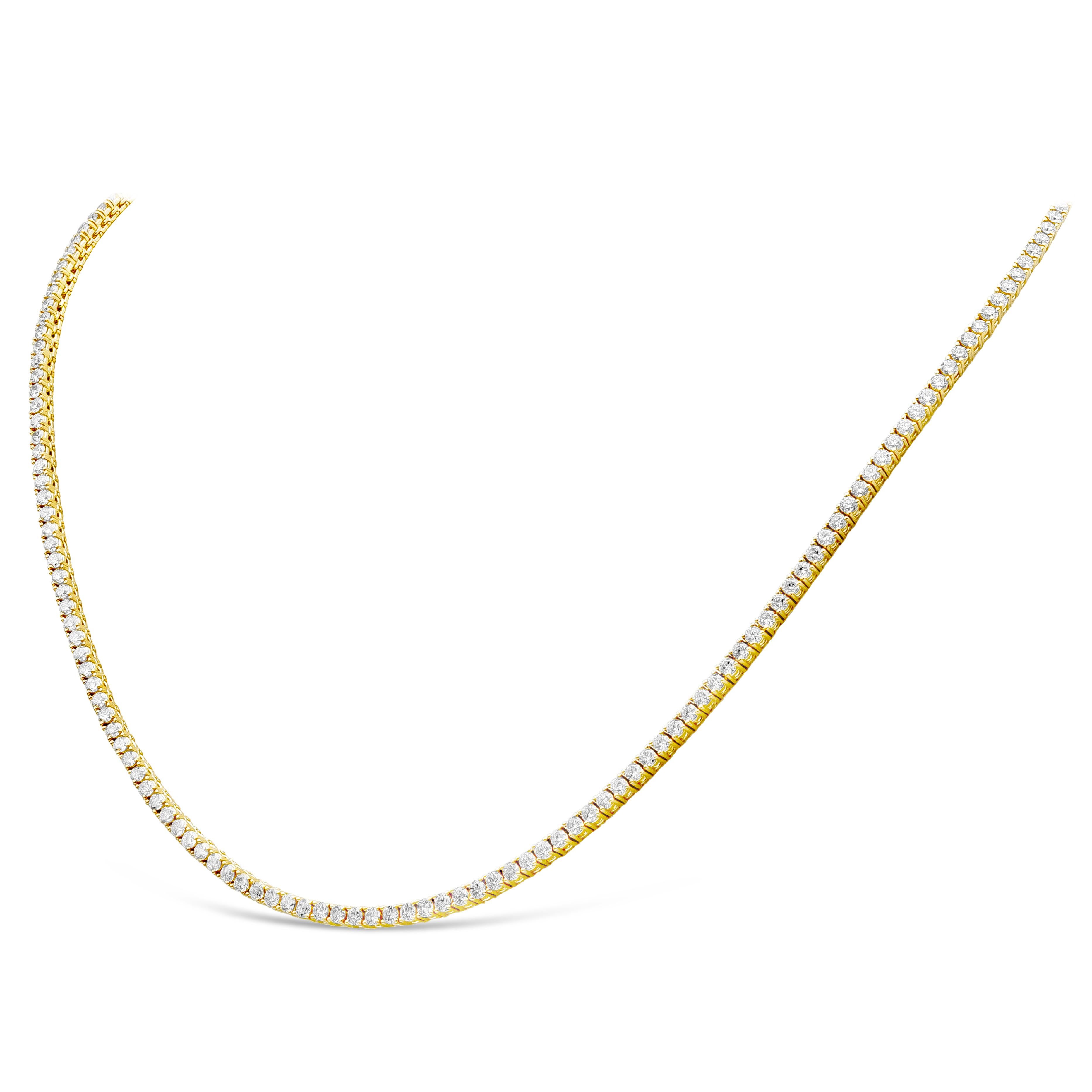 Un collier de tennis classique mettant en valeur 192 diamants ronds de taille brillant, sertis dans une monture en or jaune 18 carats poli. Les diamants pèsent 7,52 carats au total et sont de couleur F et de pureté VS-SI.
18 pouces de