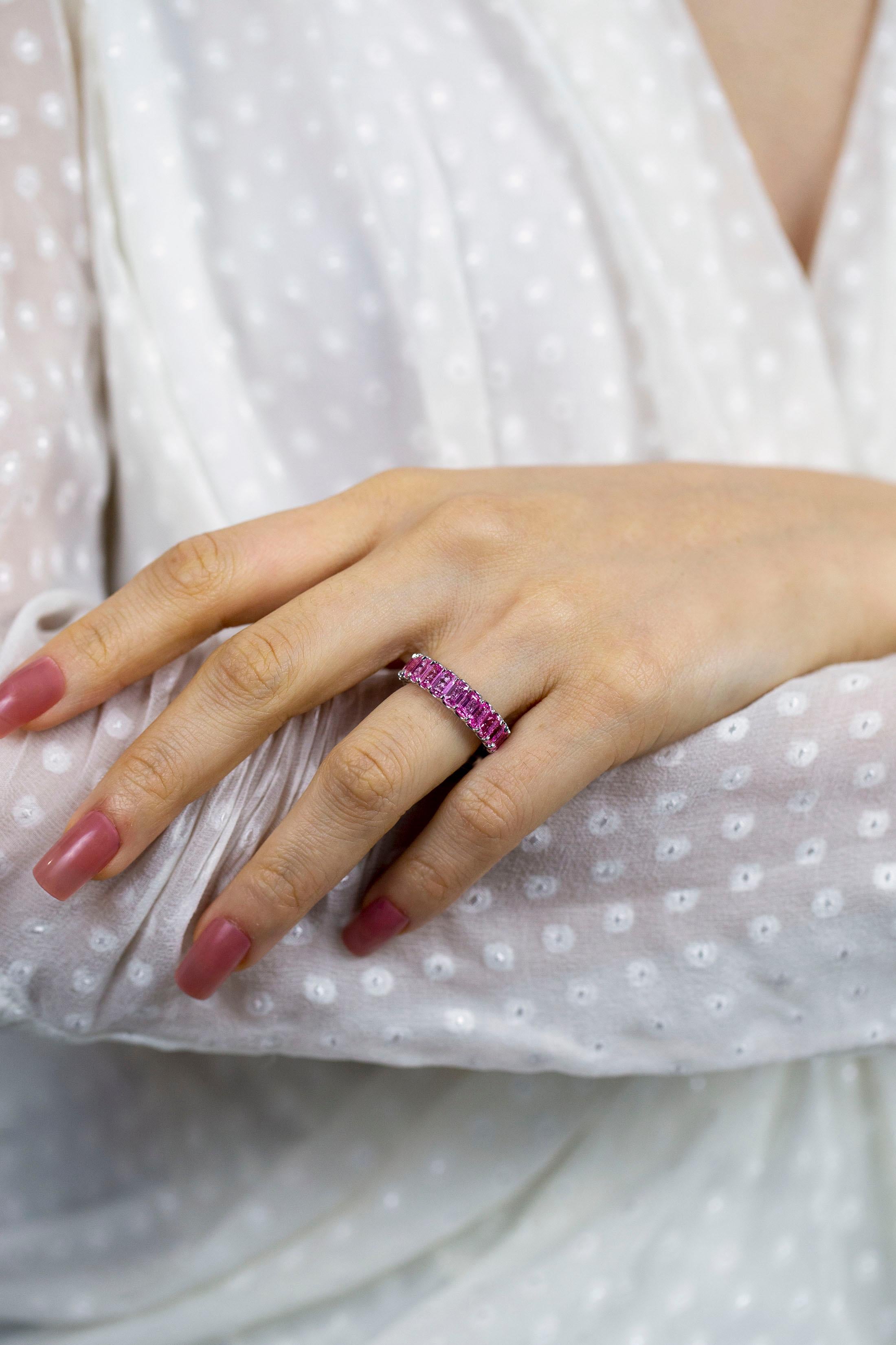 Roman Malakov Alianza de boda de eternidad con zafiro rosa talla esmeralda de 7,66 quilates Corte esmeralda en venta