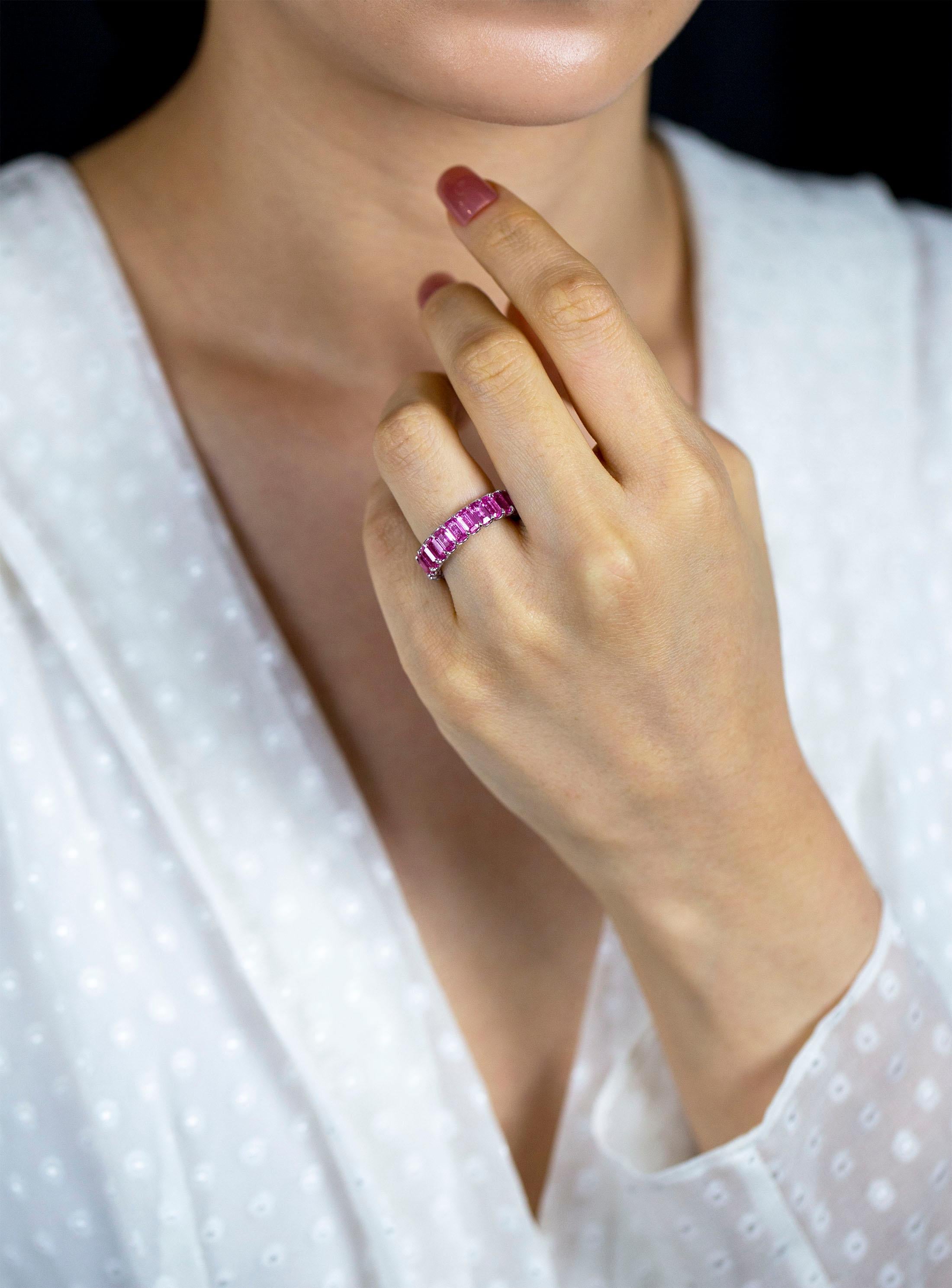 Roman Malakov Alianza de boda de eternidad con zafiro rosa talla esmeralda de 7,66 quilates en Nuevo estado para la venta en New York, NY