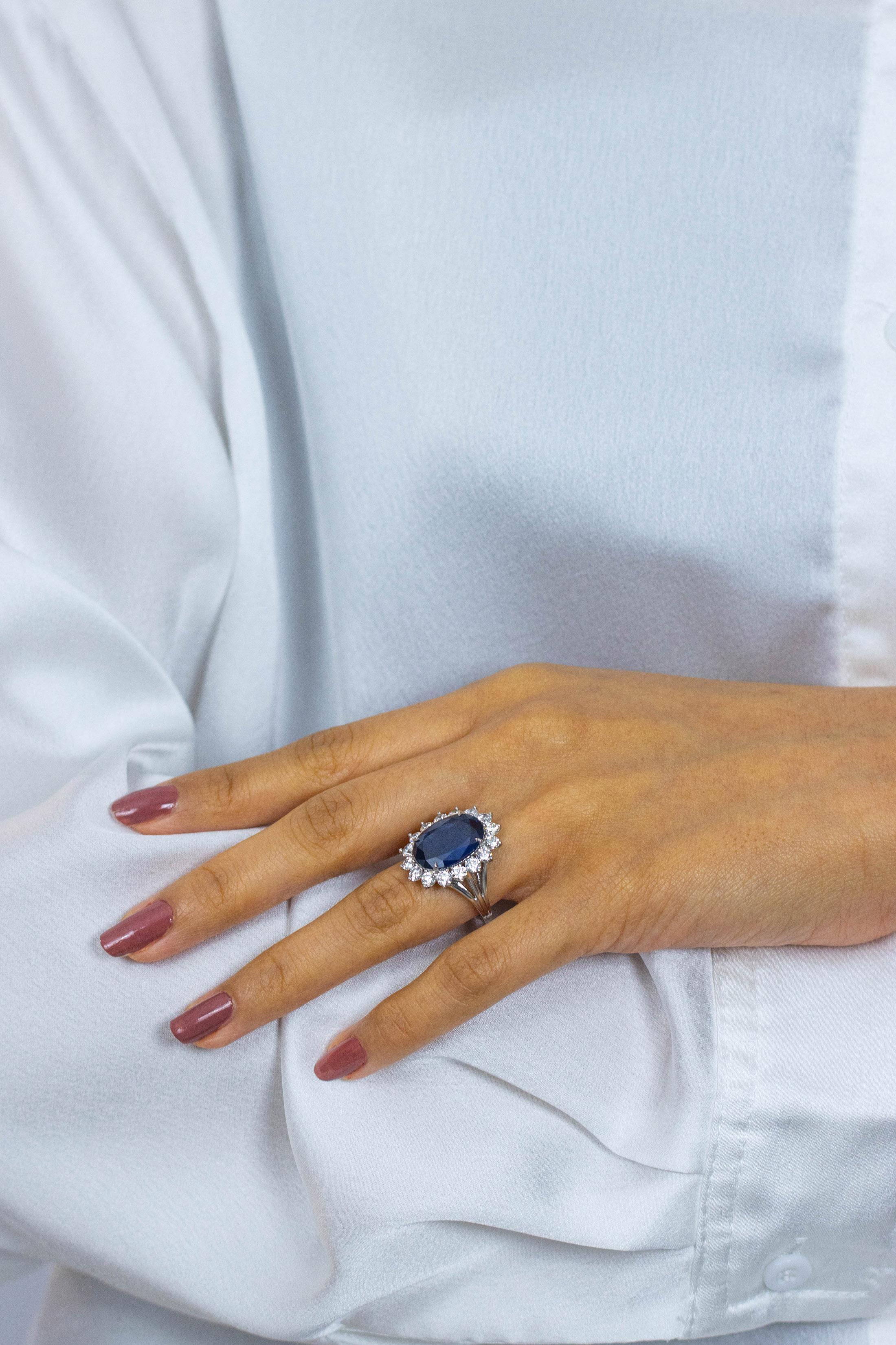 Roman Malakov, bague cocktail avec saphir bleu taille ovale et diamants de 7,71 carats au total Pour femmes en vente