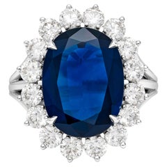 Roman Malakov Anillo de cóctel con halo de diamantes y zafiro azul talla oval de 7,71 quilates