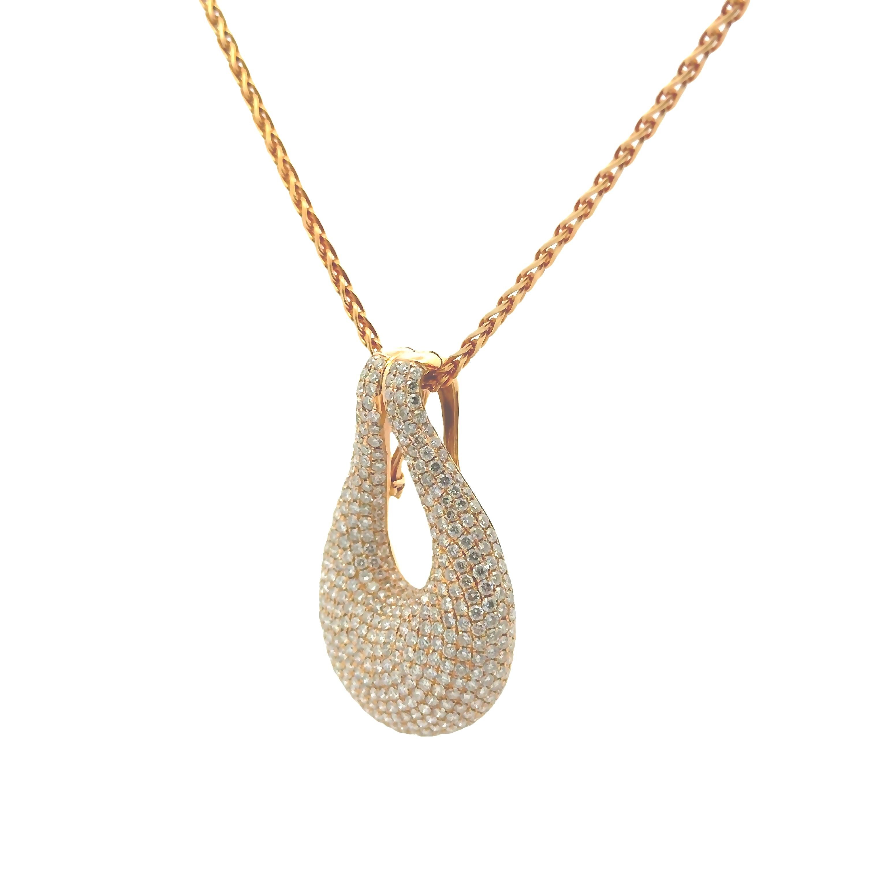 Ce magnifique pendentif au design convexe est orné de diamants ronds de taille brillant pesant au total 7,96 carats de diamants de qualité supérieure, sertis sur de l'or rose 18 carats dans une magnifique monture pavée. Livré avec une chaîne en or