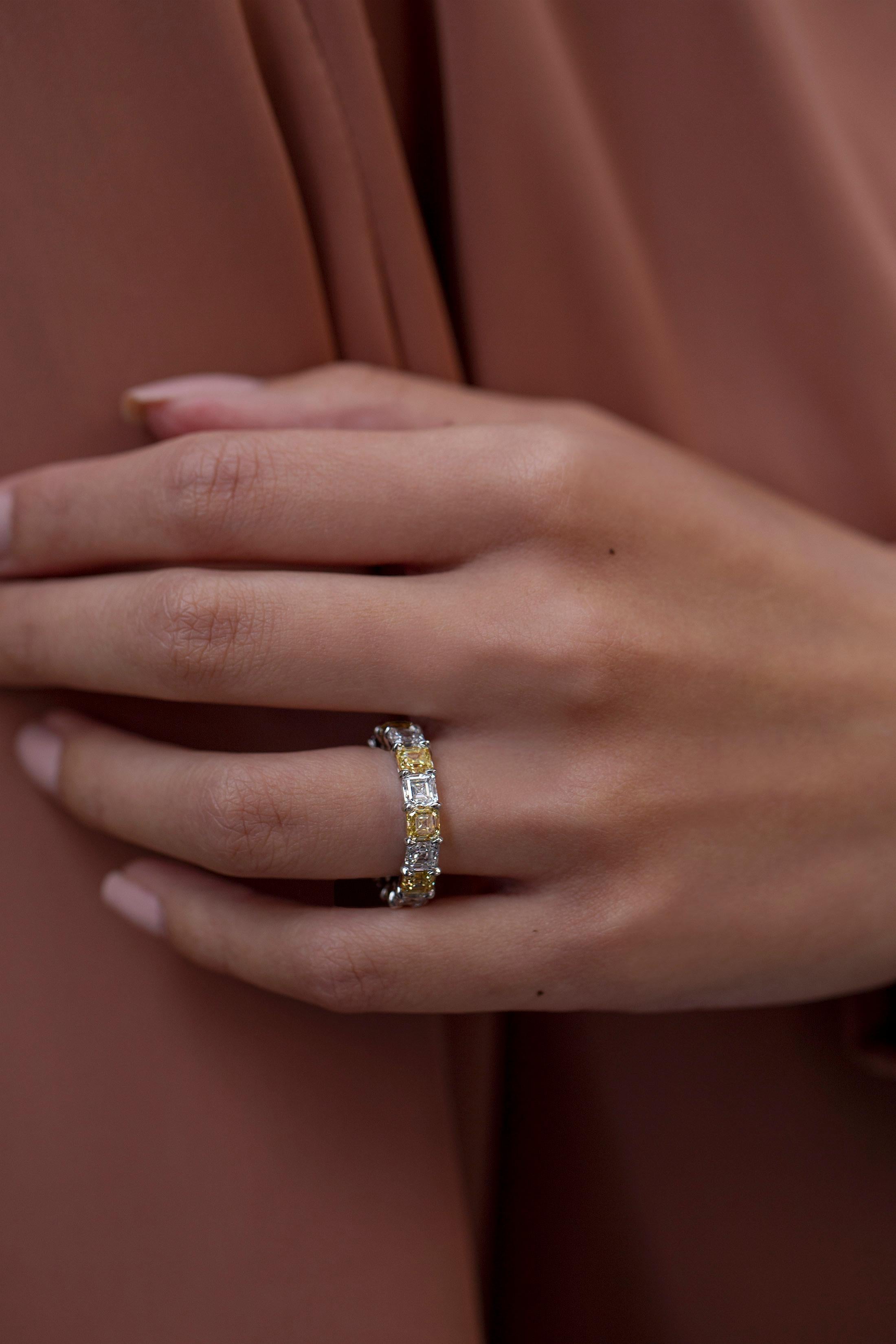 Roman Malakov, 8 Karat abwechselnd gelber und weißer Fancy-Diamant-Eternity-Ring im Zustand „Neu“ im Angebot in New York, NY