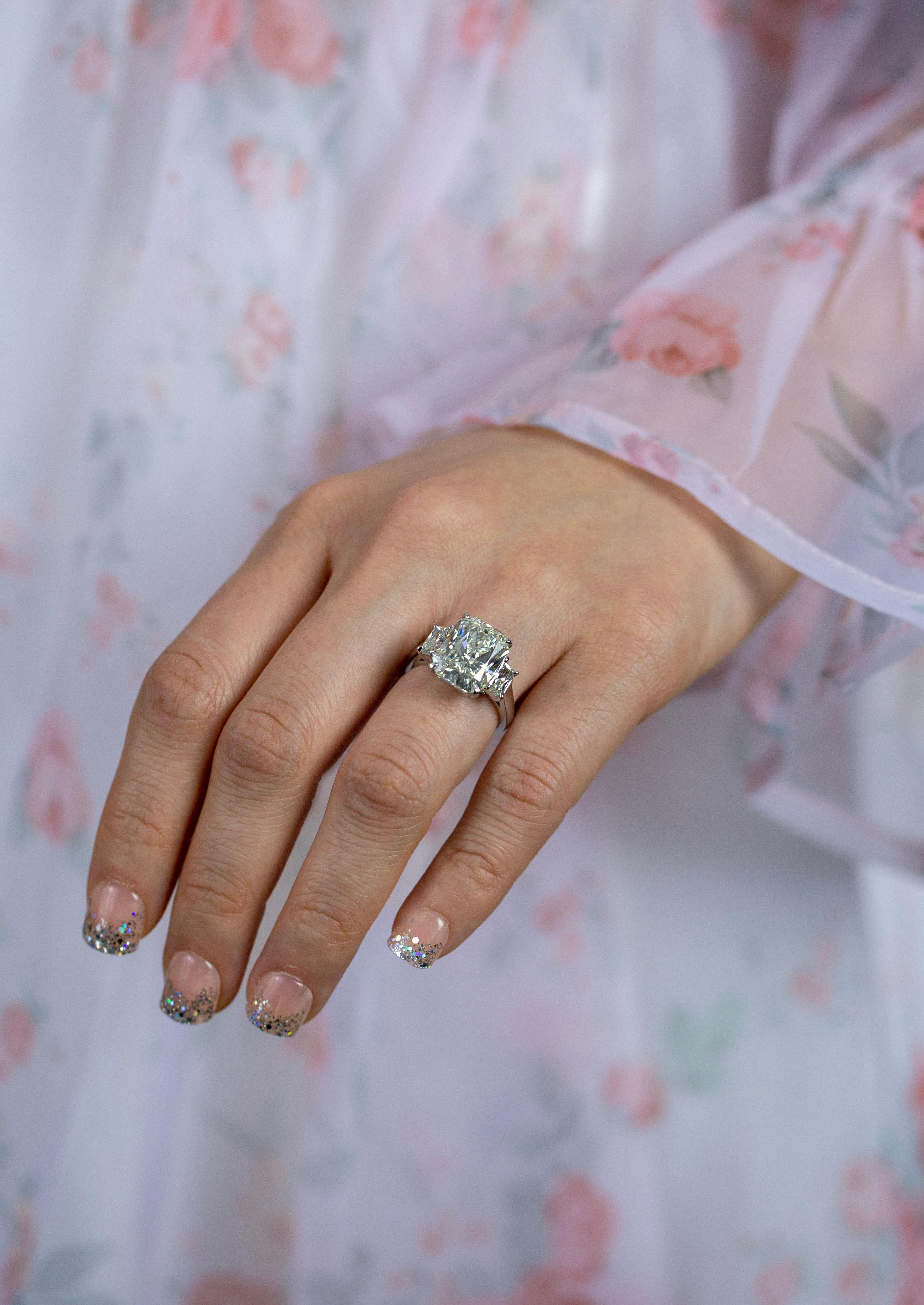 Roman Malakov Bague de fiançailles à trois pierres en diamant taille radiant de 8.01 carats Pour femmes en vente