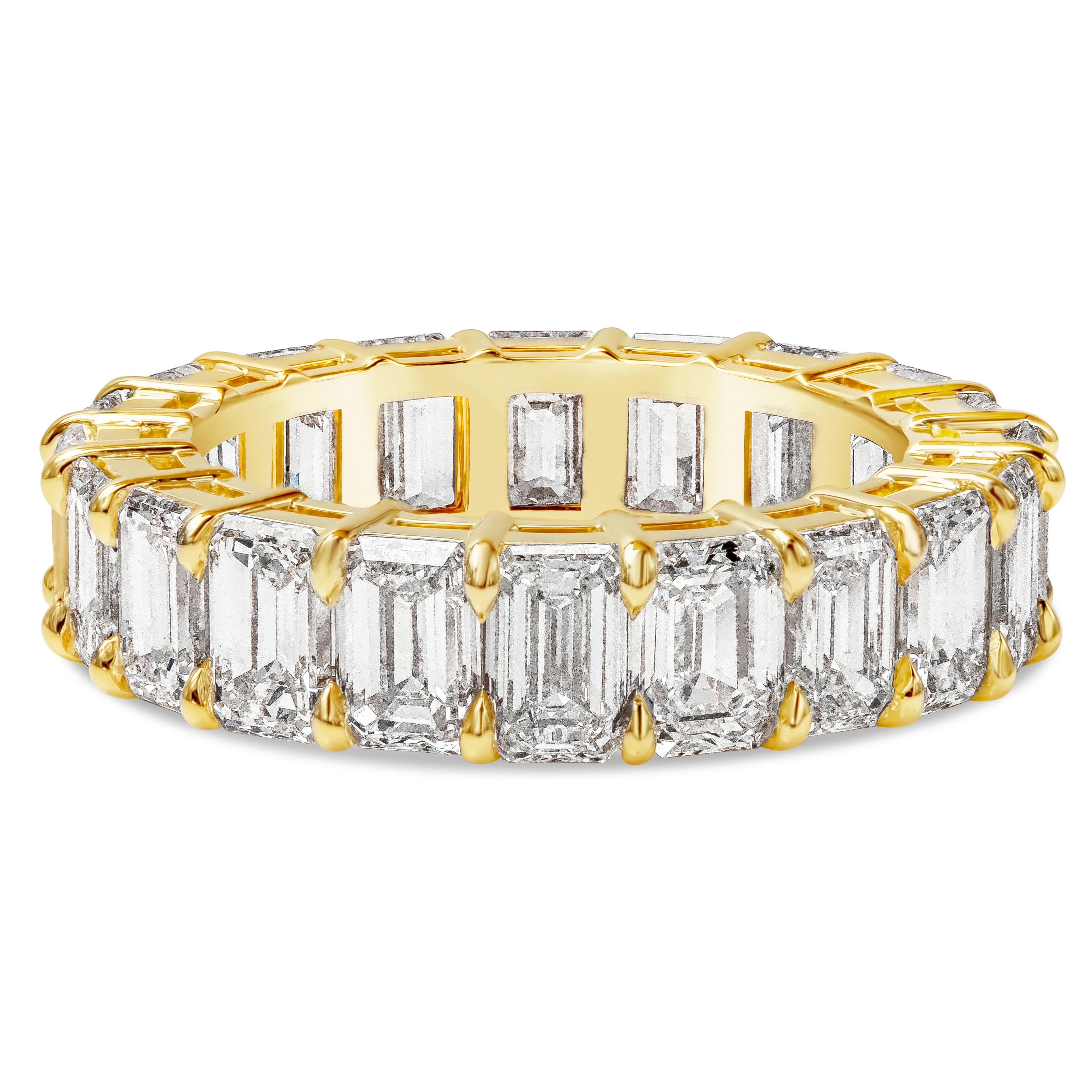 Ein klassischer Ehering für die Ewigkeit mit einer Reihe von Diamanten im Smaragdschliff mit einem Gesamtgewicht von 8,03 Karat, Farbe G-H und Reinheit VS, gefasst in einer zeitlosen gemeinsamen Zackenfassung. Hergestellt in 18K Gelbgold, Größe 6,5