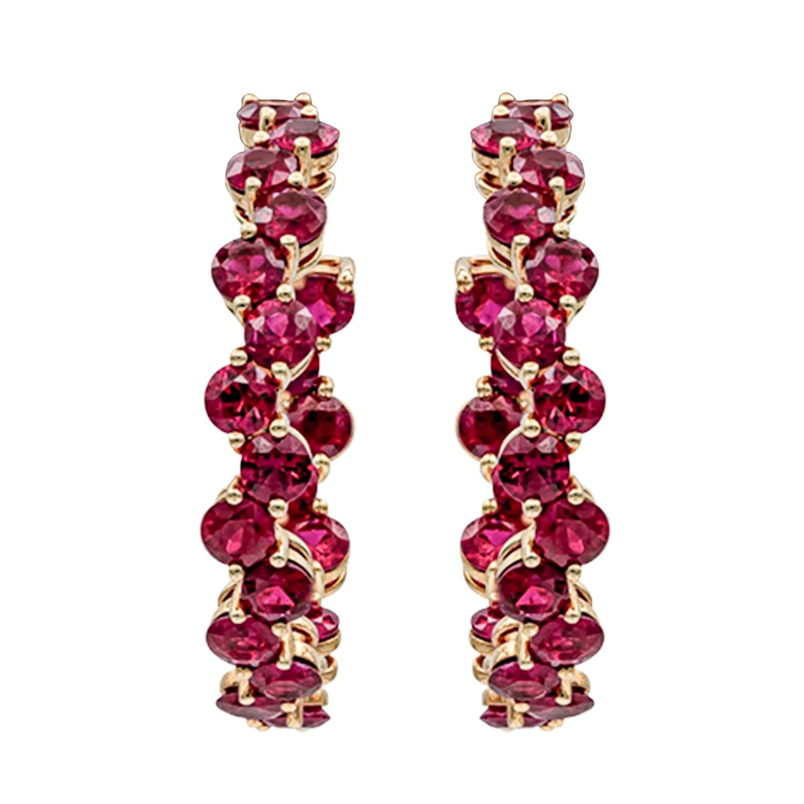 Une magnifique paire de boucles d'oreilles montrant 44 rubis riches en couleurs vibrantes sertis dans un motif de vagues pesant au total 8,11 carats. Parfaitement réalisé en or rose 18k.

Roman Malakov est une maison sur mesure, spécialisée dans la