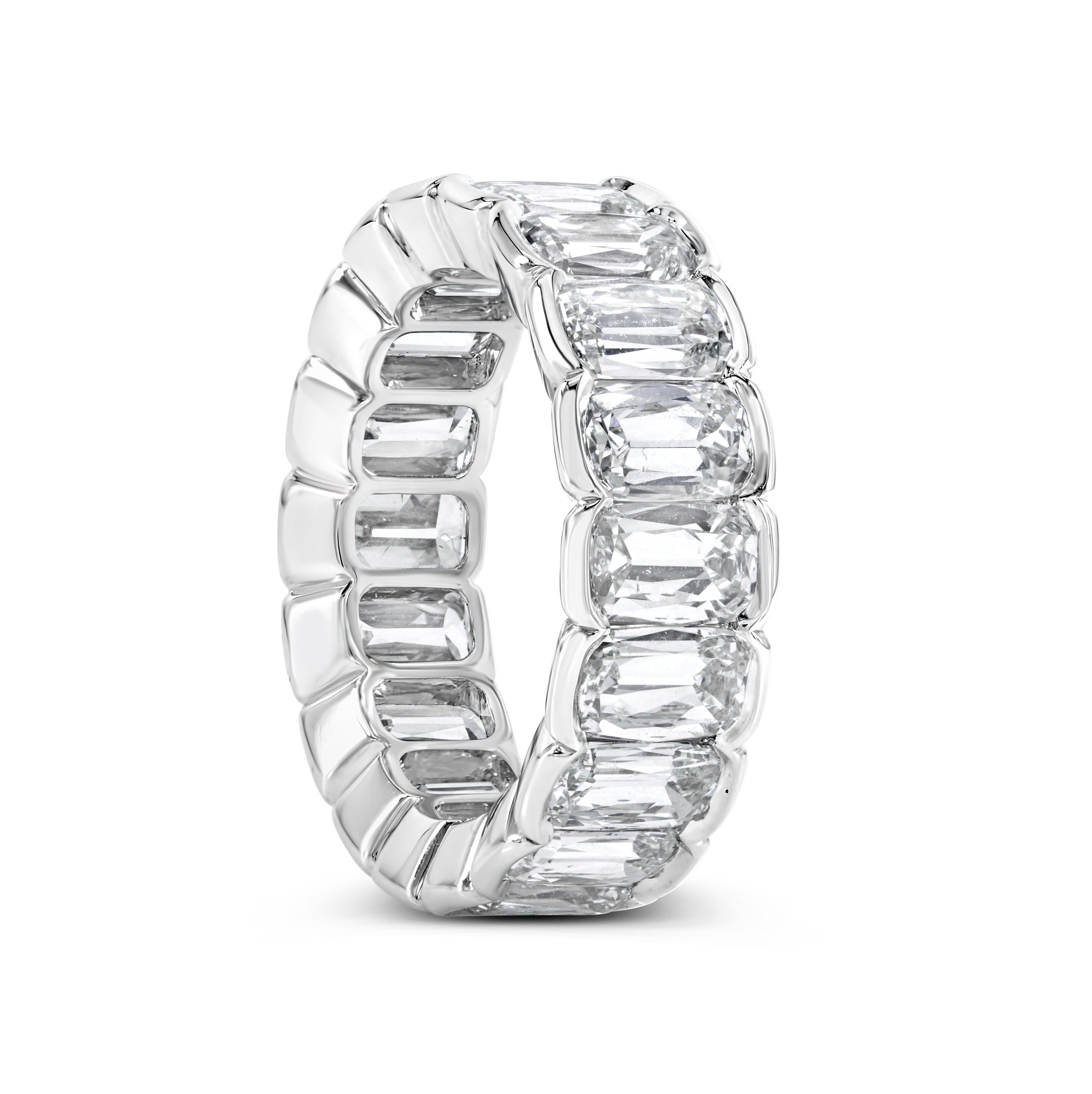 Ein klassischer Ehering für die Ewigkeit mit 18 länglichen Diamanten im Kissenbrillantschliff mit einem Gesamtgewicht von 8,18 Karat und einer Farbe von D-F und einer Reinheit von VS-VVS, die in einer Halbrandfassung aus Platin gefasst sind. Größe