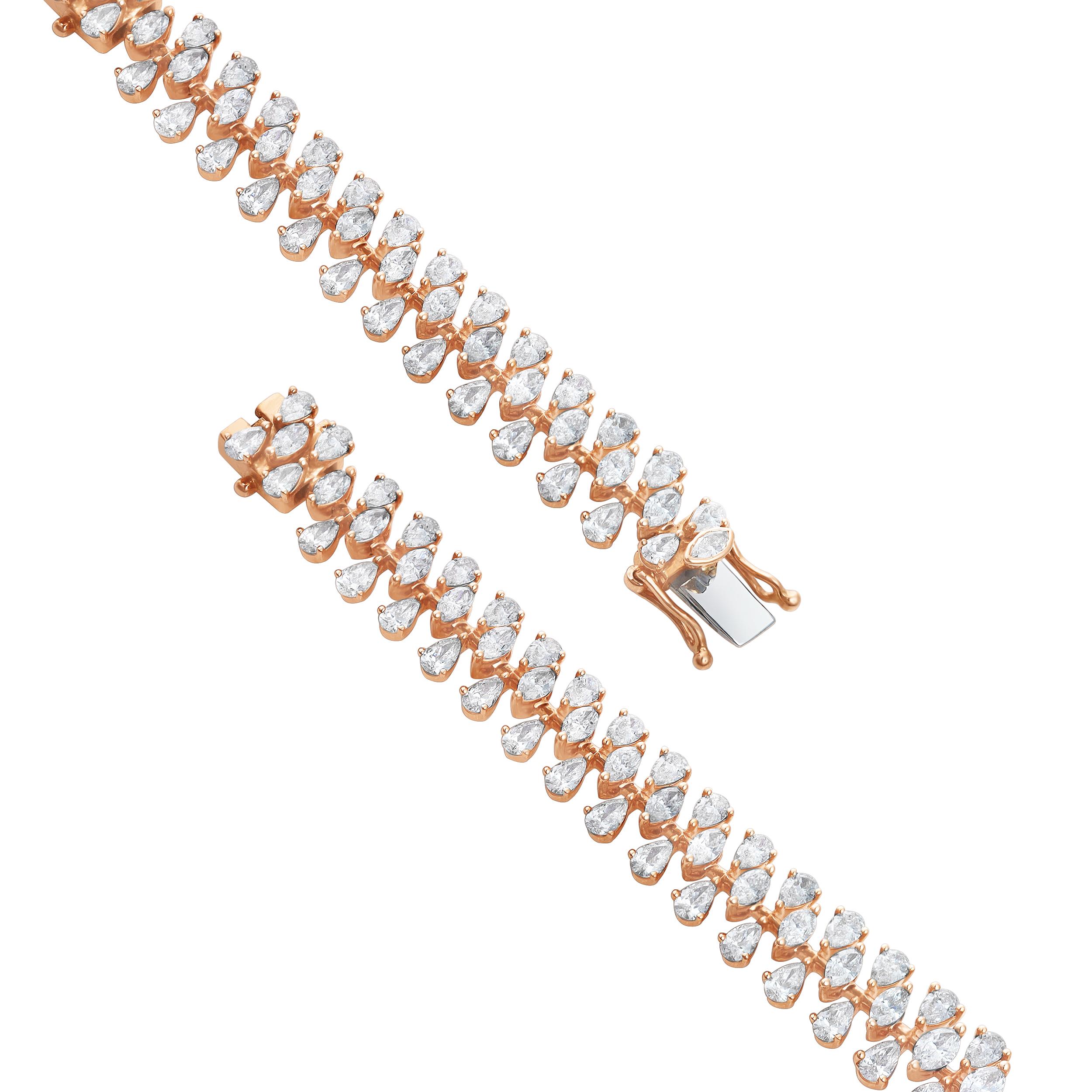 Un bracelet de mode élégant, comprenant 135 diamants de forme marquise et poire pesant 8,20 carats au total, de couleur G et de pureté VS-SI. Finement réalisé en or rose 18 carats, longueur 7 pouces. Parfait pour une tenue décontractée. 

Roman