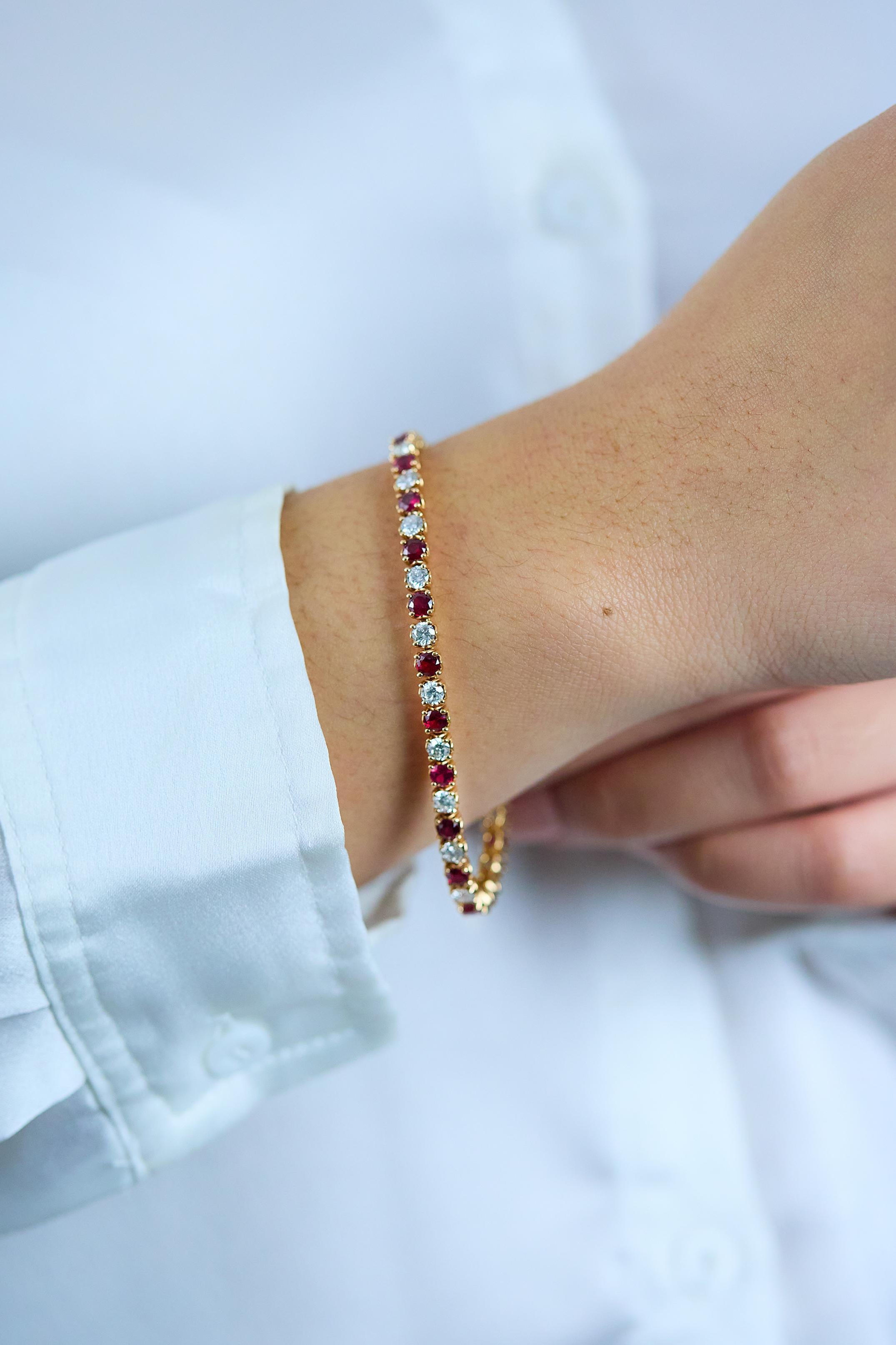 Roman Malakov 8,31 Karat Gesamt abwechselnd runder Rubin & Diamant-Tennisarmband (Zeitgenössisch) im Angebot