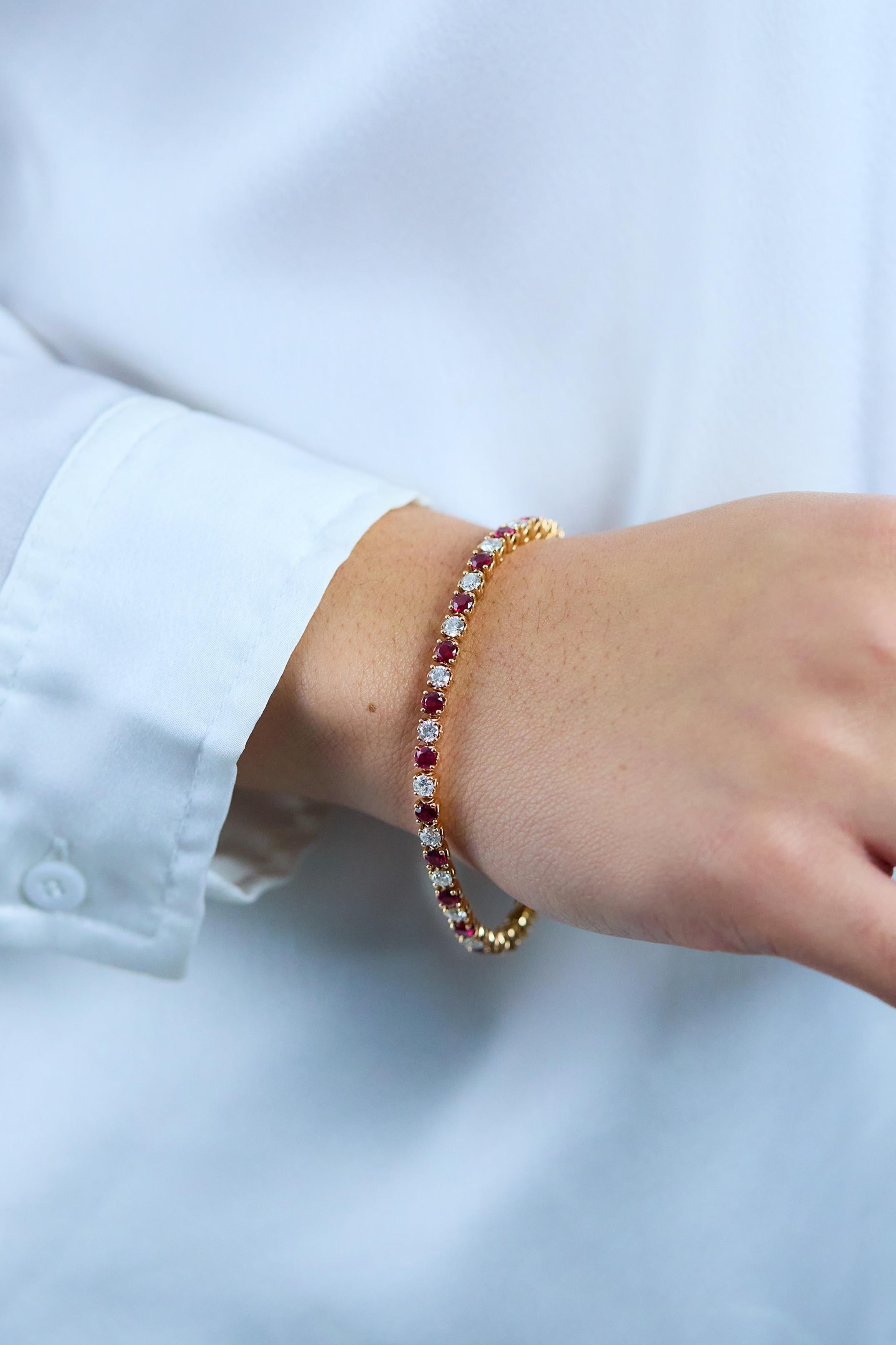 Roman Malakov 8,31 Karat Gesamt abwechselnd runder Rubin & Diamant-Tennisarmband im Zustand „Neu“ im Angebot in New York, NY