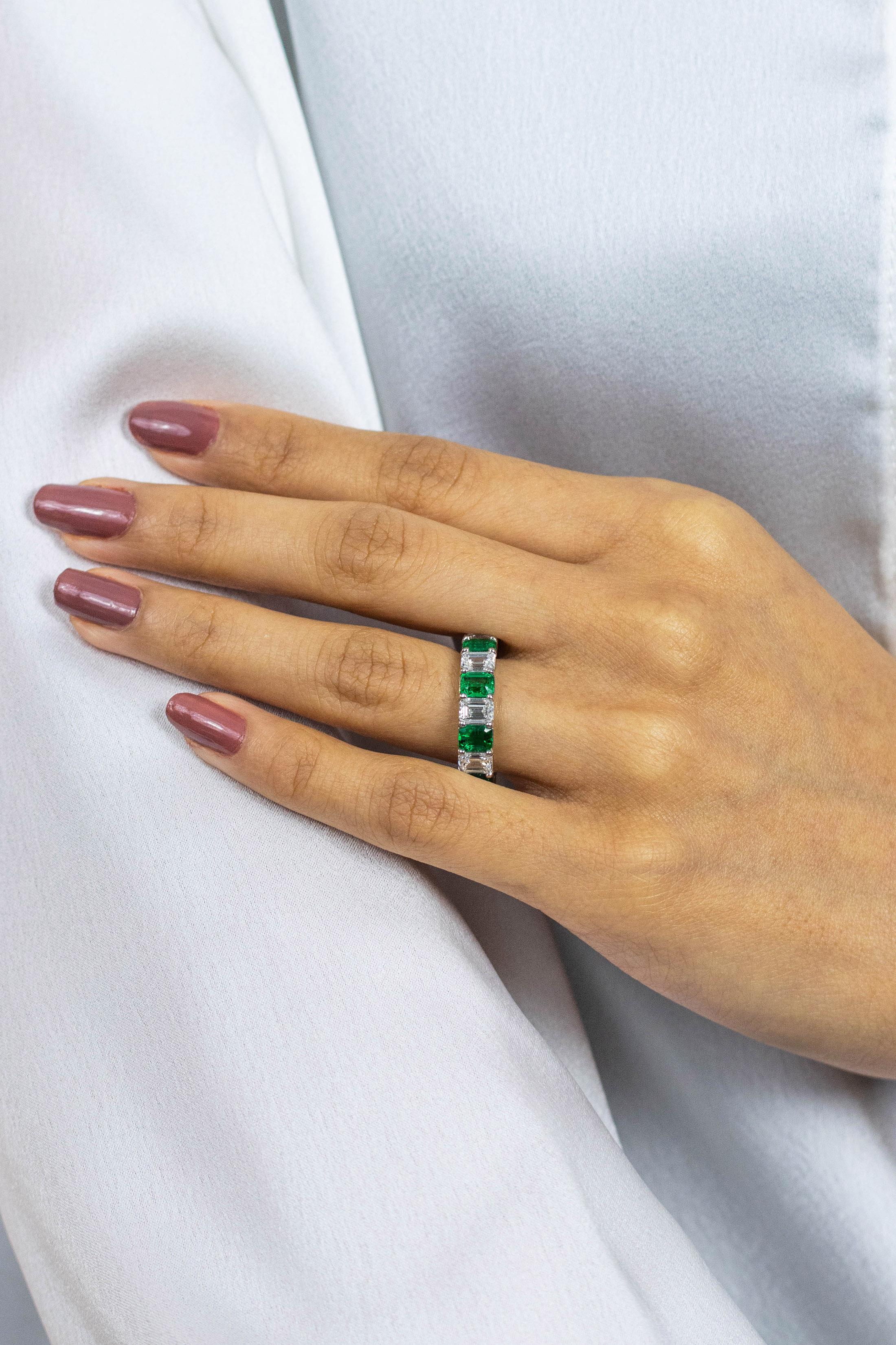 Roman Malakov 8,45 Karat abwechselnd Smaragd und Diamant Eternity-Ring im Zustand „Neu“ im Angebot in New York, NY
