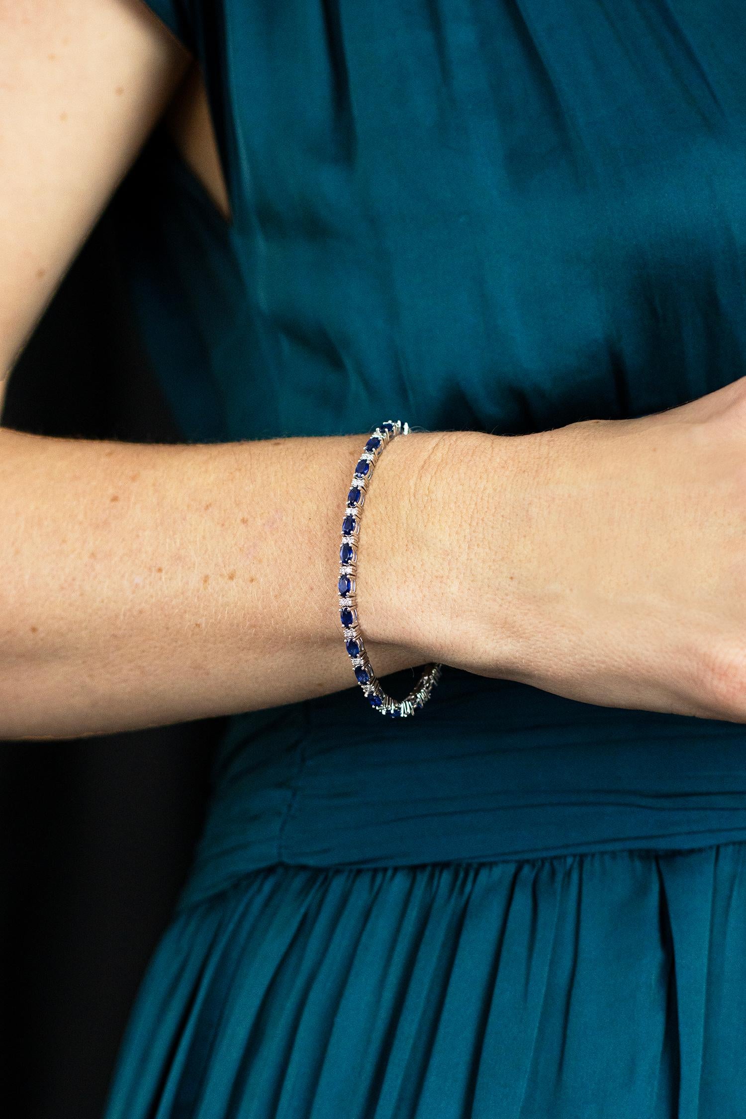 Roman Malakov 8.51 Carats Total Oval Cut Sapphire & Diamond Tennis Bracelet In New Condition For Sale In New York, NY