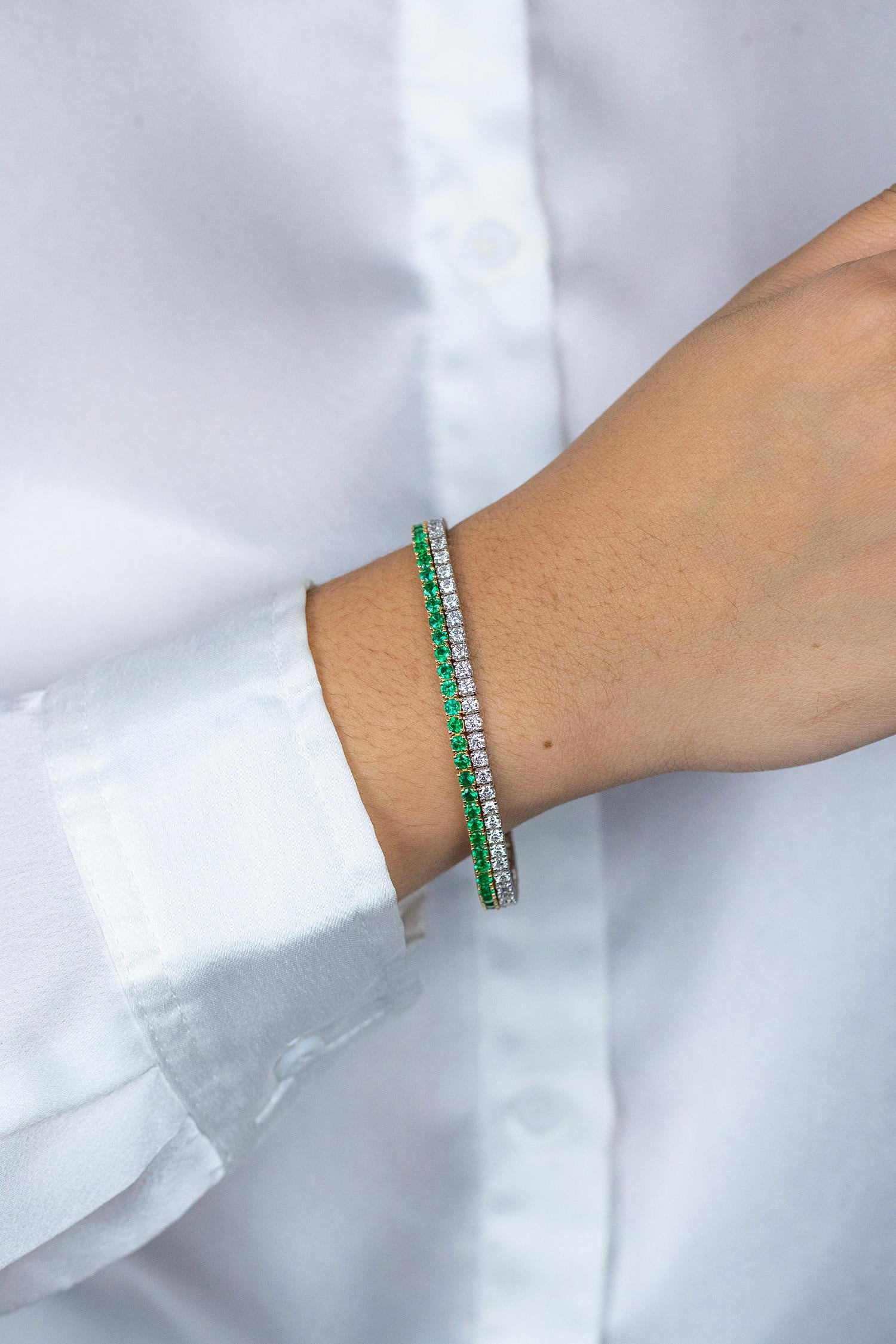 Women's Roman Malakov 8.53 Carats Total Round Cut Emerald & Diamond Tennis Bracelet For Sale