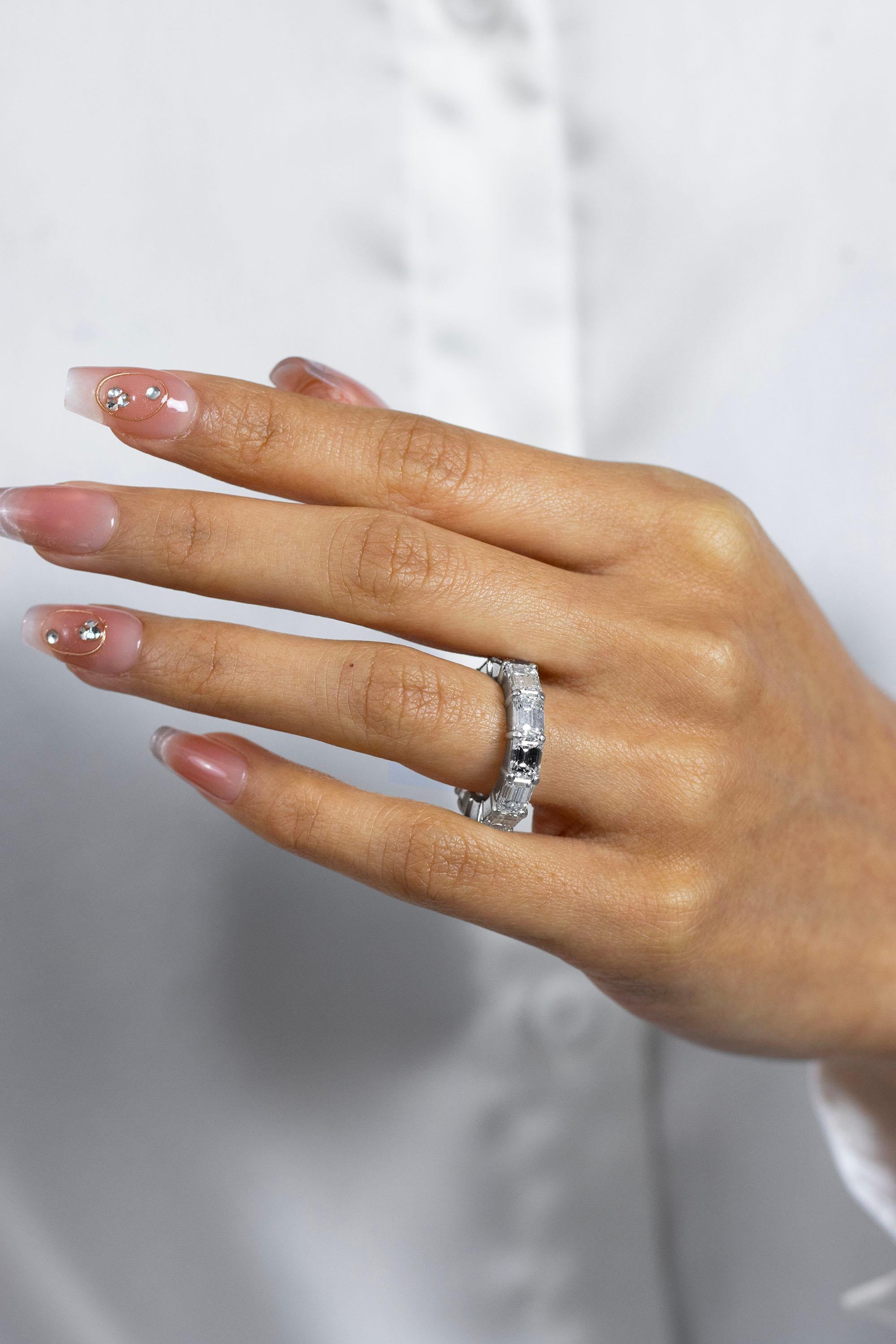 Roman Malakov 8,75 Karat Smaragdschliff Diamant Eternity-Ehering im Zustand „Neu“ im Angebot in New York, NY