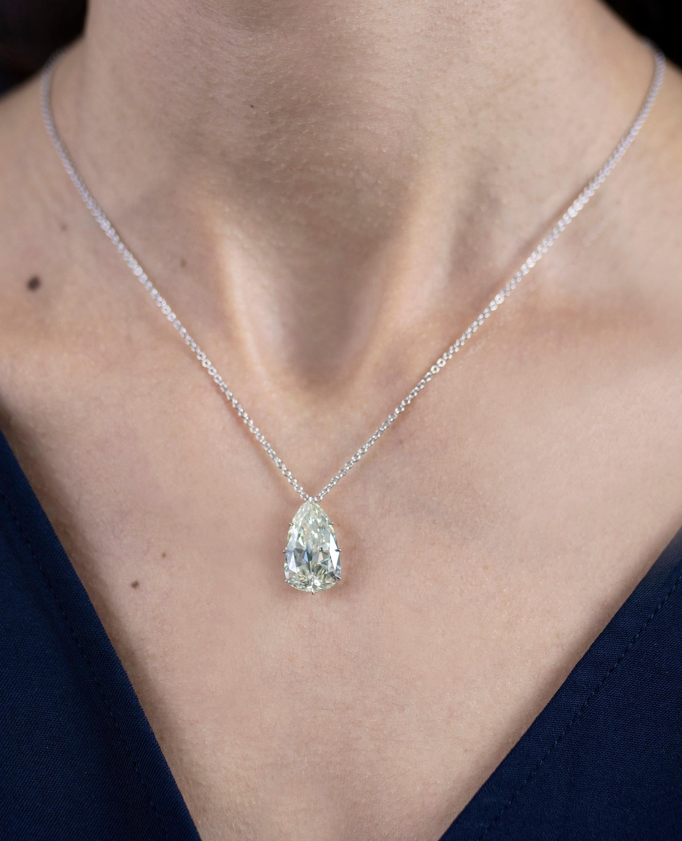 Roman Malakov, collier à pendentif solitaire en diamants en forme de poire de 9,10 carats Pour femmes en vente