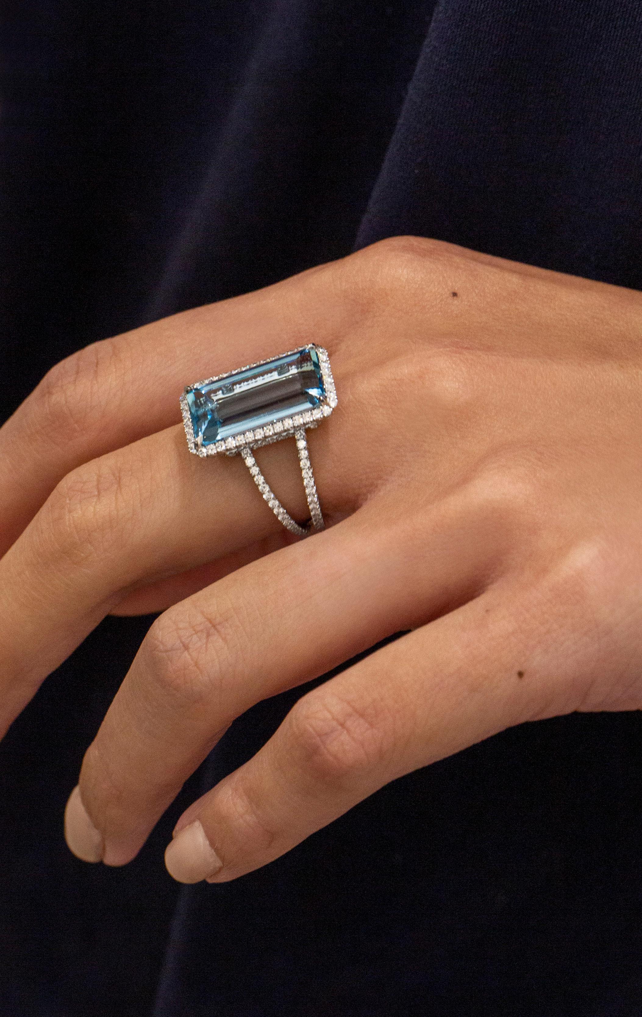 Roman Malakov 9.17 Carats Elongated Emerald Cut Aquamarine Gemstone Fashion Ring For Sale 1
