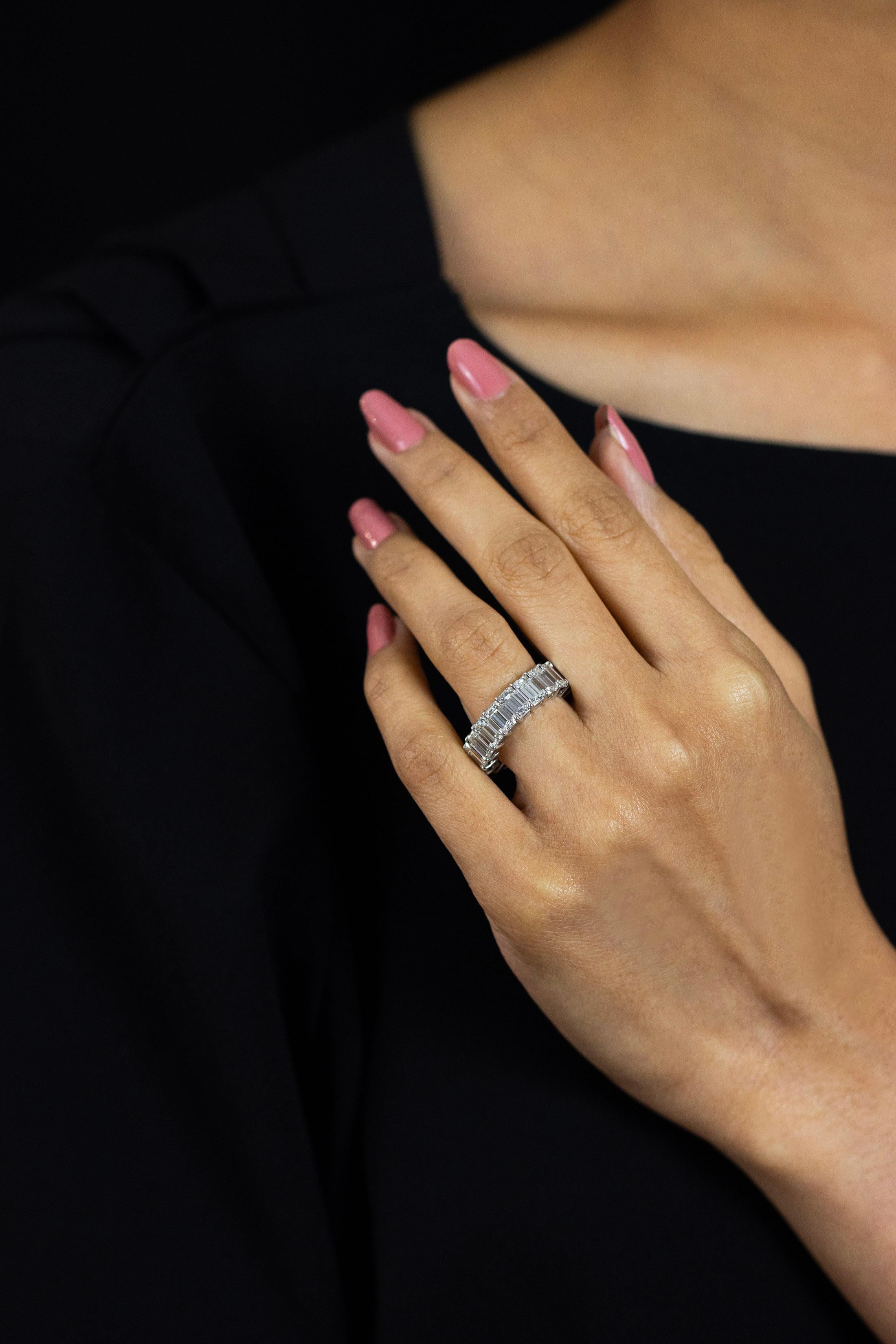 Roman Malakov Eternity-Ehering mit 9.52 Karat Diamanten im Smaragdschliff im Zustand „Neu“ im Angebot in New York, NY