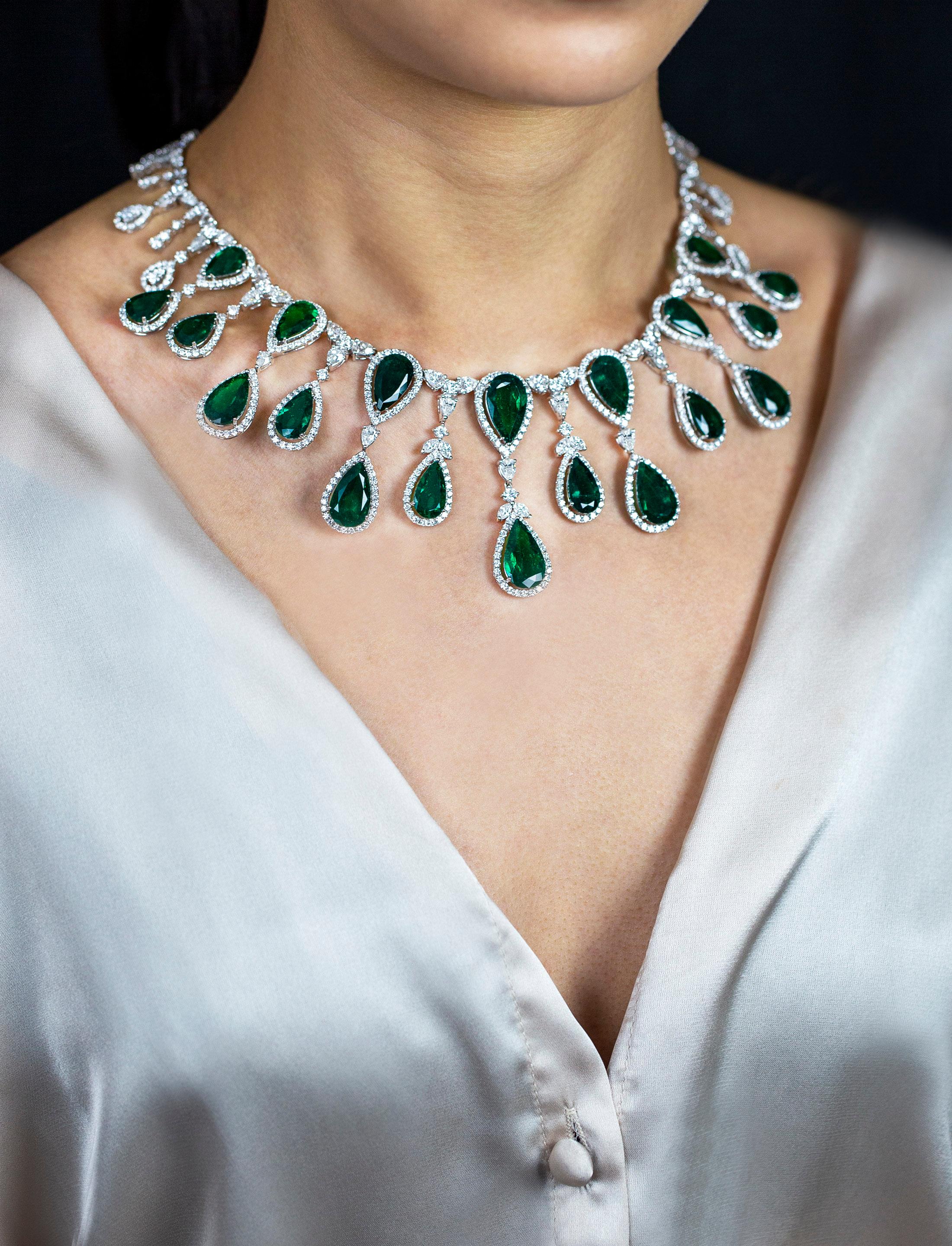 Pear Cut 63.40 Carats Total Pear Shape Colombian Green Emerald and Diamond Necklace For Sale