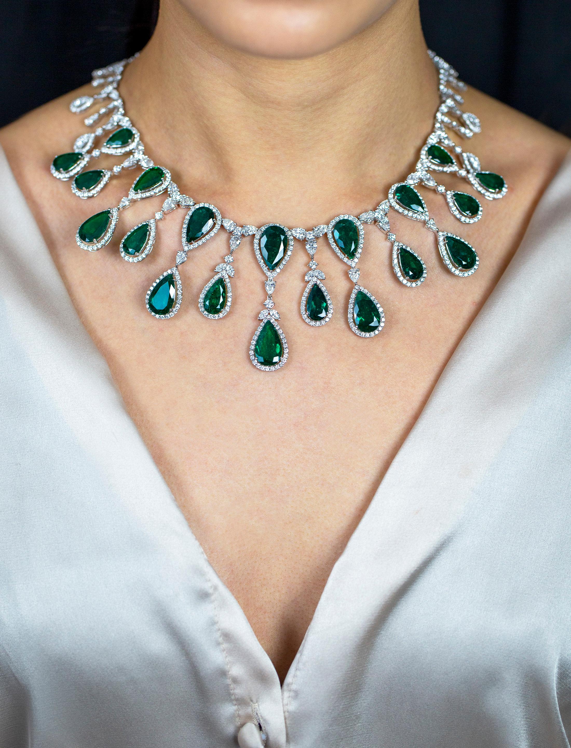 63.40 Carats Total Pear Shape Colombian Green Emerald and Diamond Necklace In New Condition For Sale In New York, NY