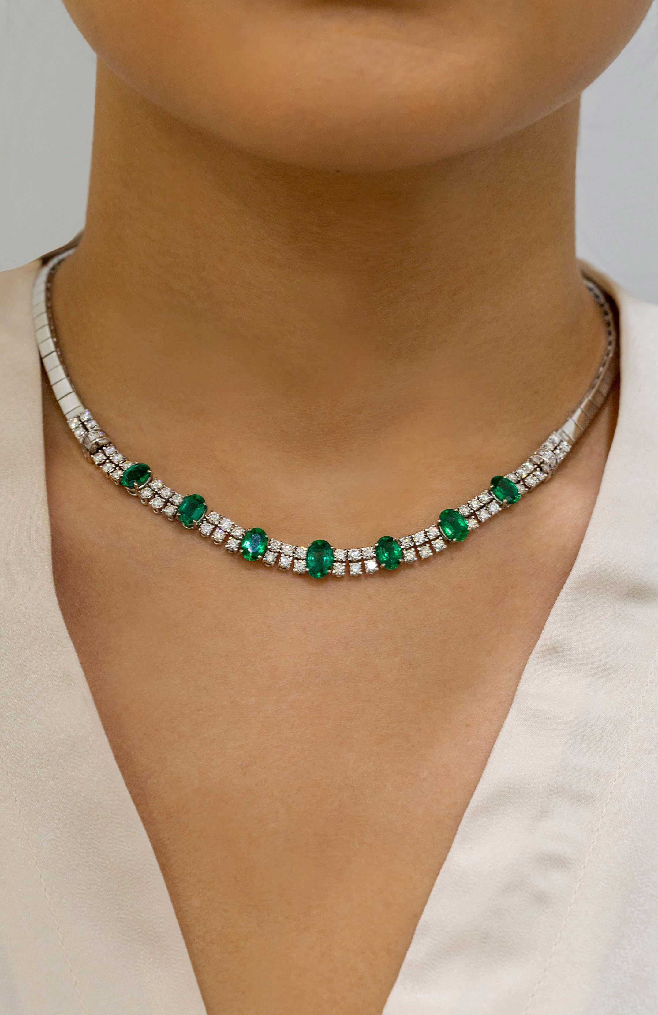 Taille ovale Roman Malakov, collier d'émeraudes vertes et de diamants de taille ovale de 9,70 carats au total en vente