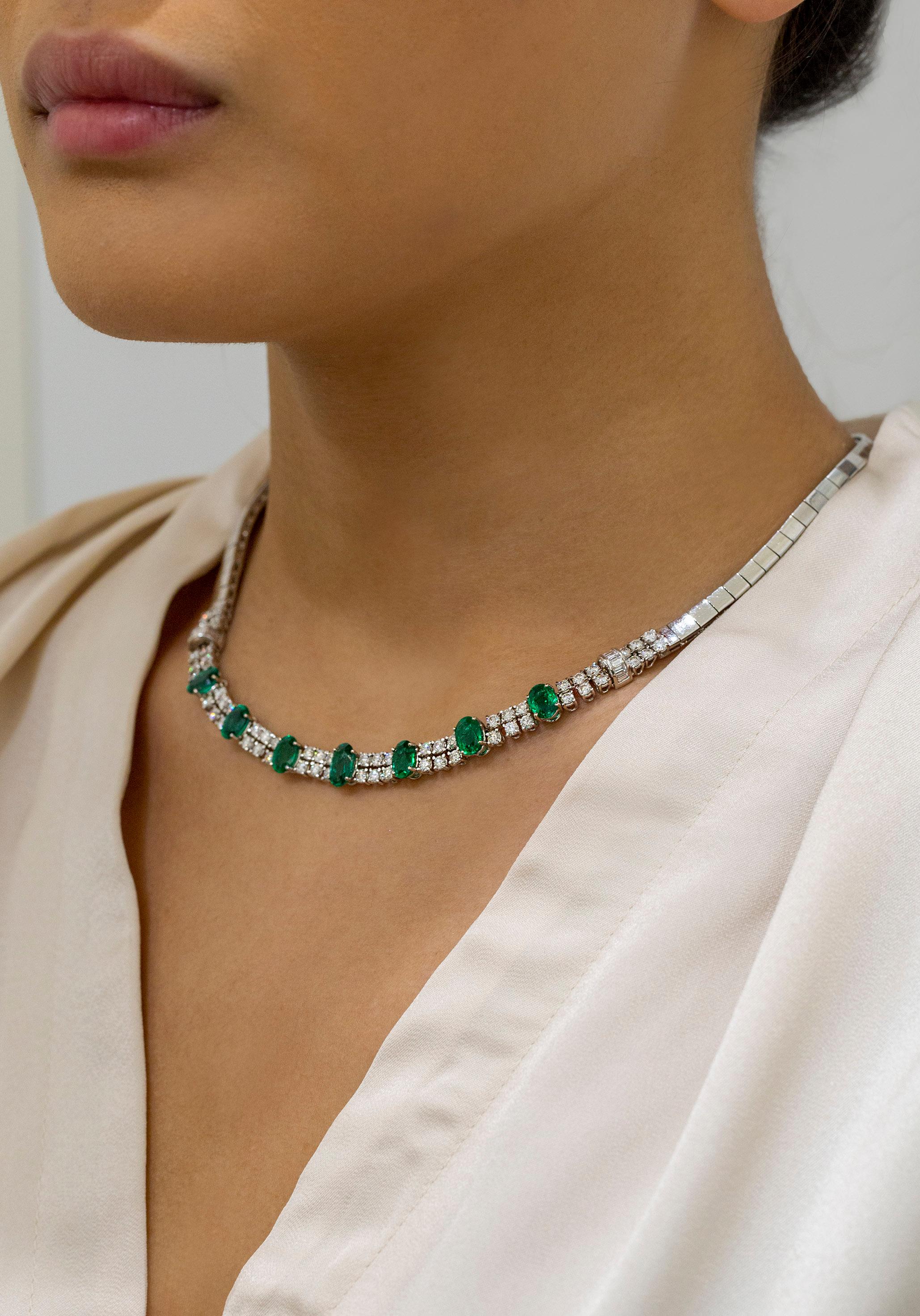 Roman Malakov 9.70 Carat Total, Oval Cut Green Emerald and Diamond Necklace In New Condition For Sale In New York, NY