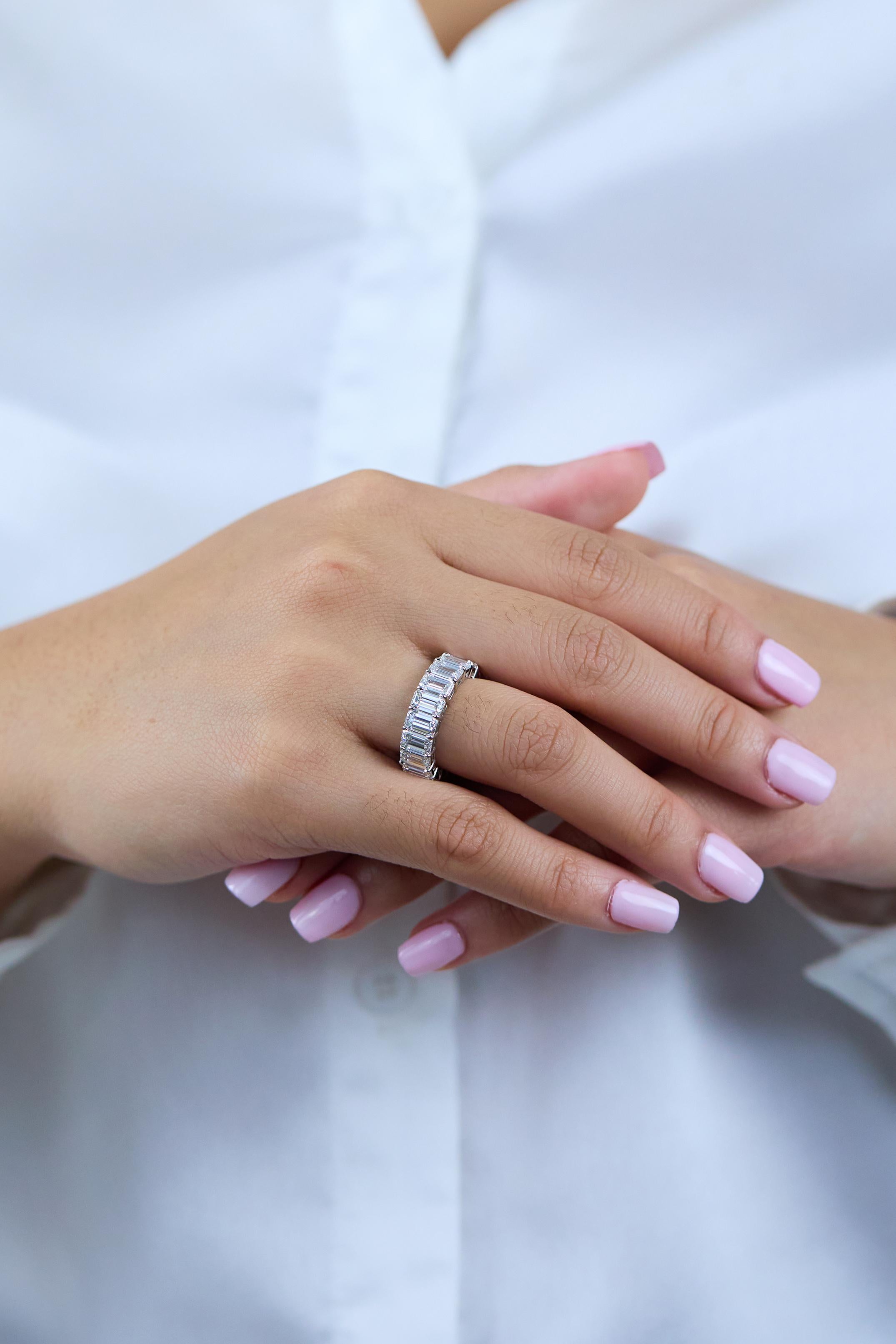 Roman Malakov 9.94 Carats Total Emerald Cut Diamond Eternity Wedding Band Ring In New Condition For Sale In New York, NY