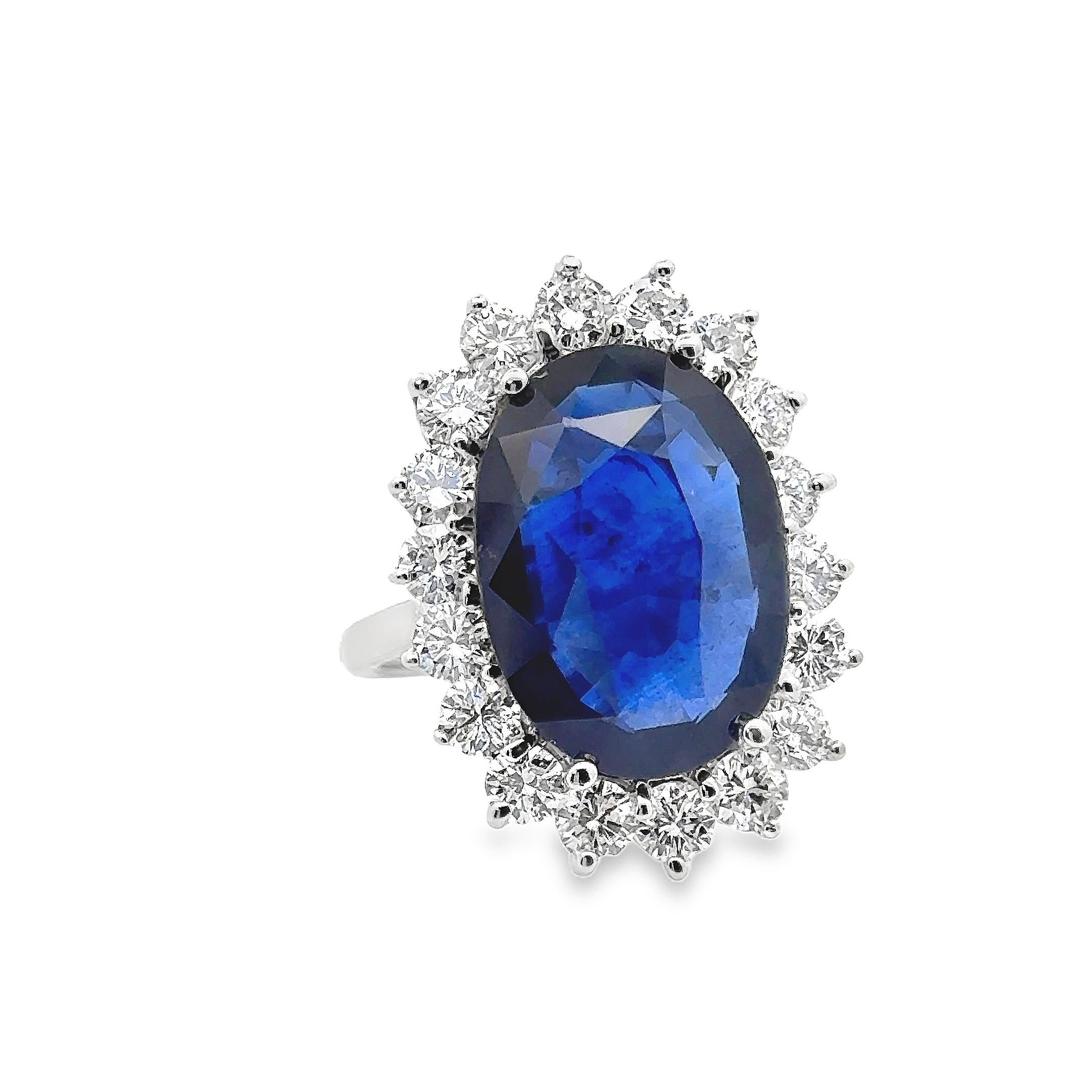Ein atemberaubender Cocktailring, inspiriert von Prinzessin Diana, mit einem blauen Saphir von 9,95 Karat im länglichen Ovalschliff, gefasst in einer vierzackigen Fassung. Ein Halo aus runden Diamanten im Brillantschliff mit einem Gesamtgewicht von