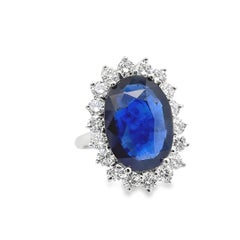 Roman Malakov, bague cocktail avec saphir bleu taille ovale de 9.95 carats et halo de diamants