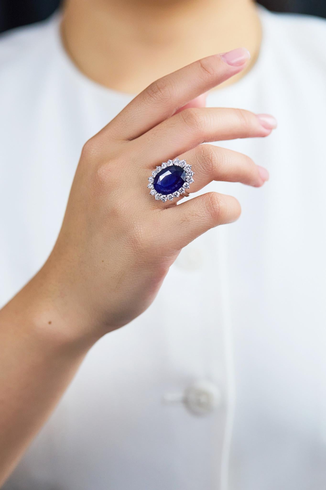 Roman Malakov 9.95 Karat Ovalschliff Blauer Saphir & Diamant Halo Cocktail-Ring im Zustand „Neu“ im Angebot in New York, NY