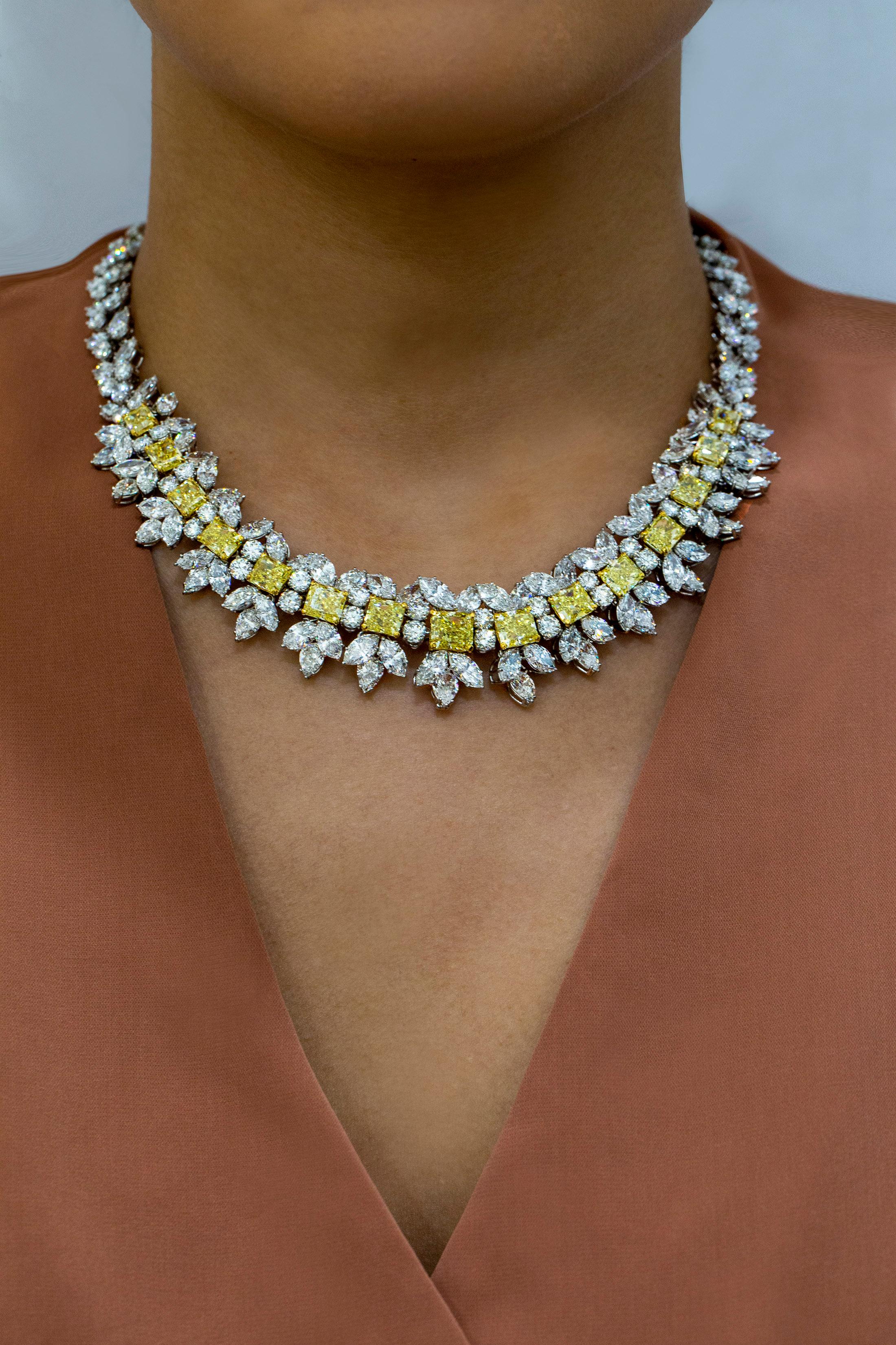 Contemporain Roman Malakov Collier de diamants jaunes et blancs intenses certifiés GIA en vente