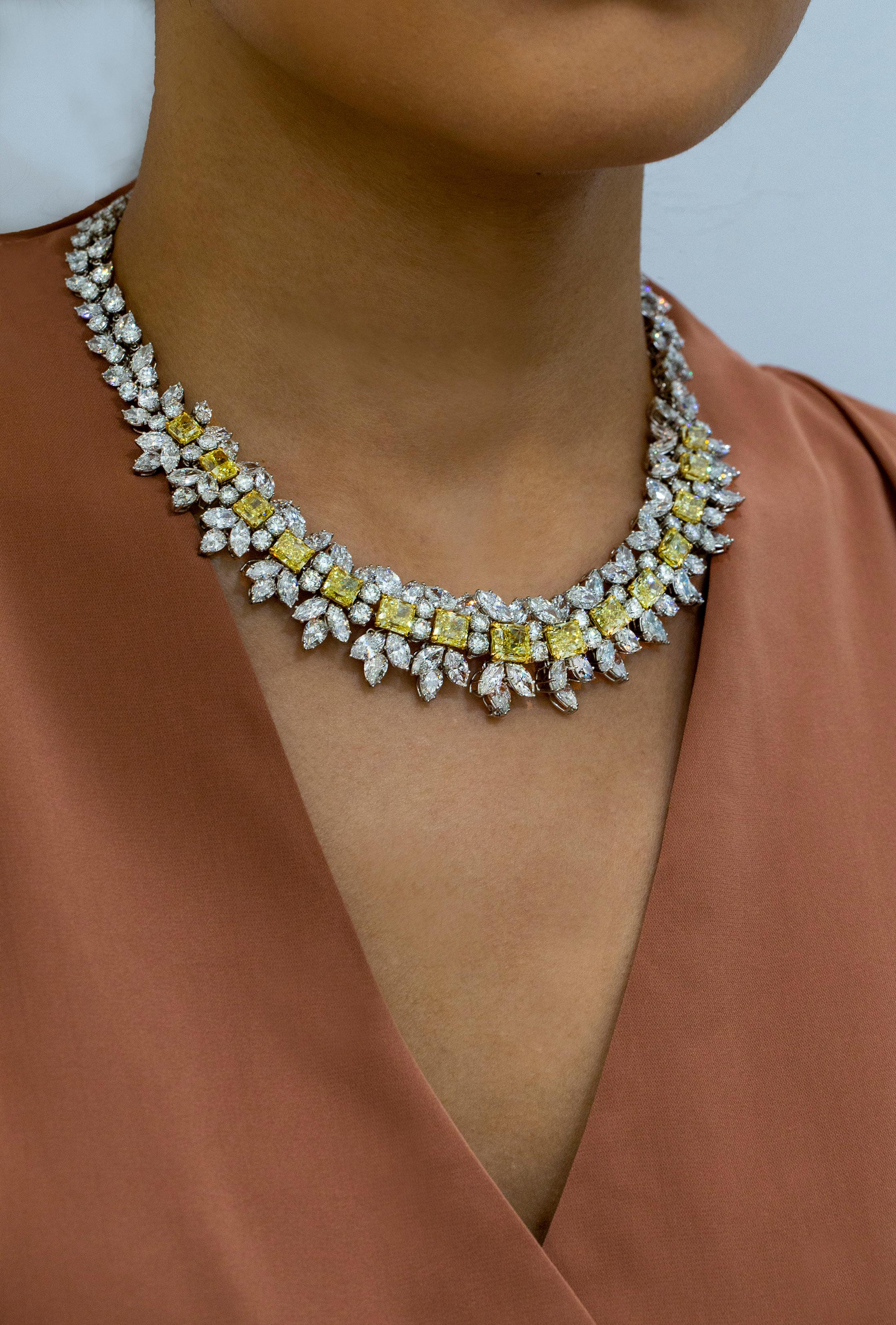 Taille radiant Roman Malakov Collier de diamants jaunes et blancs intenses certifiés GIA en vente