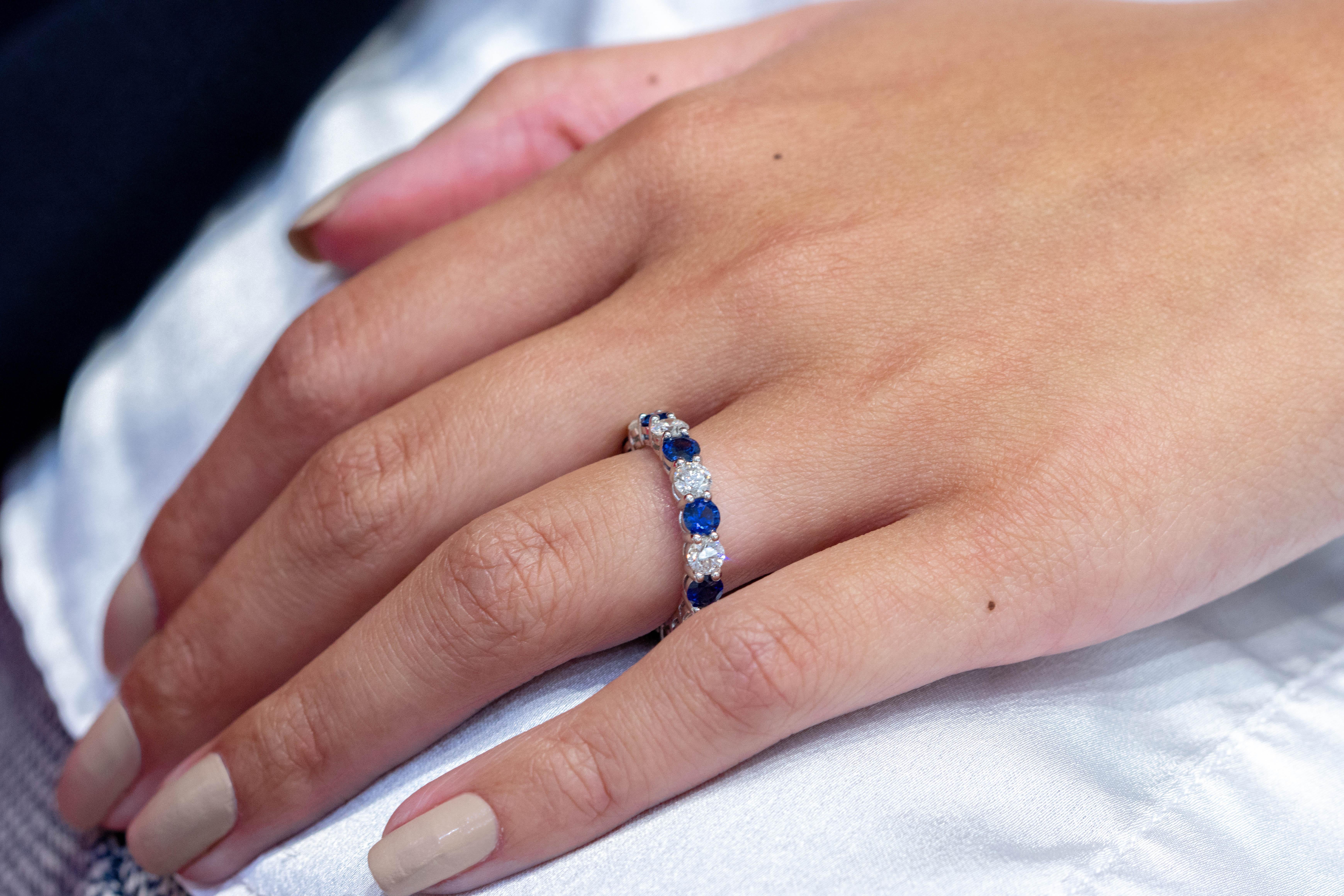 Roman Malakov Eternity-Ehering mit abwechselnd blauem Saphir und Diamant, 4,19  (Zeitgenössisch) im Angebot