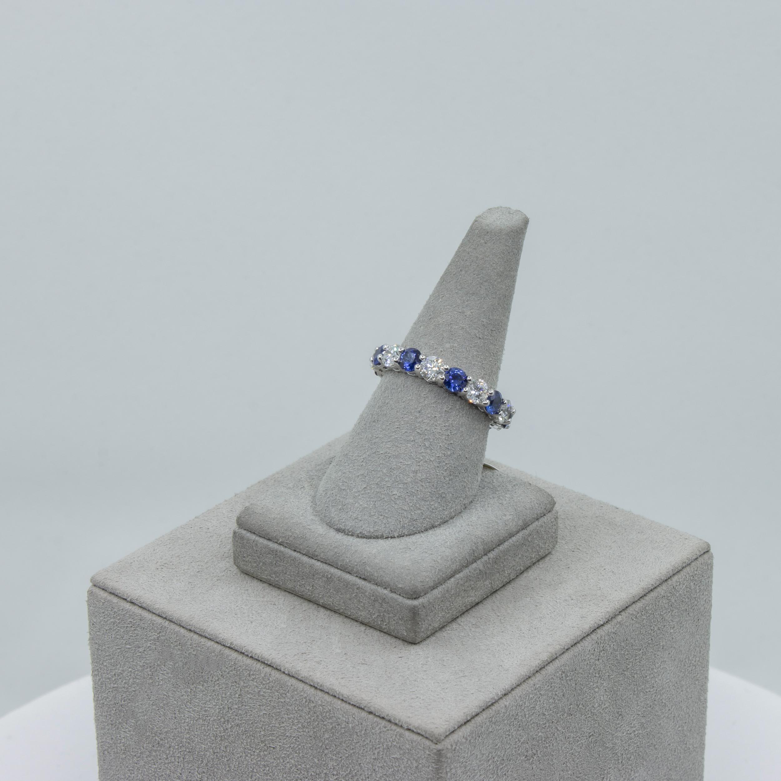 Roman Malakov Eternity-Ehering mit abwechselnd blauem Saphir und Diamant, 4,19  im Angebot 1