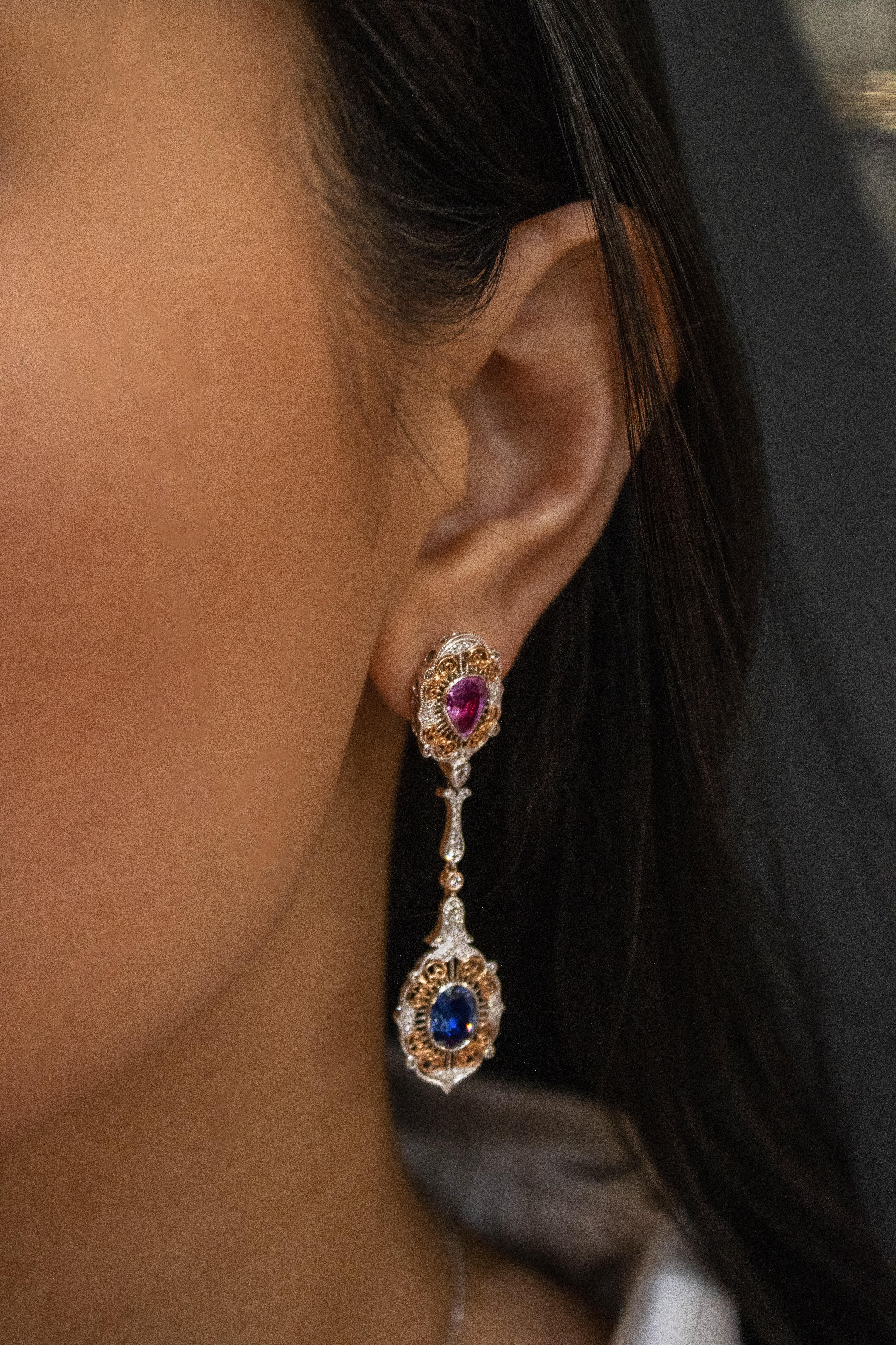 Roman Malakov, tropfenförmige Ohrringe mit blauem und rosa Saphir und Diamant (Ovalschliff) im Angebot