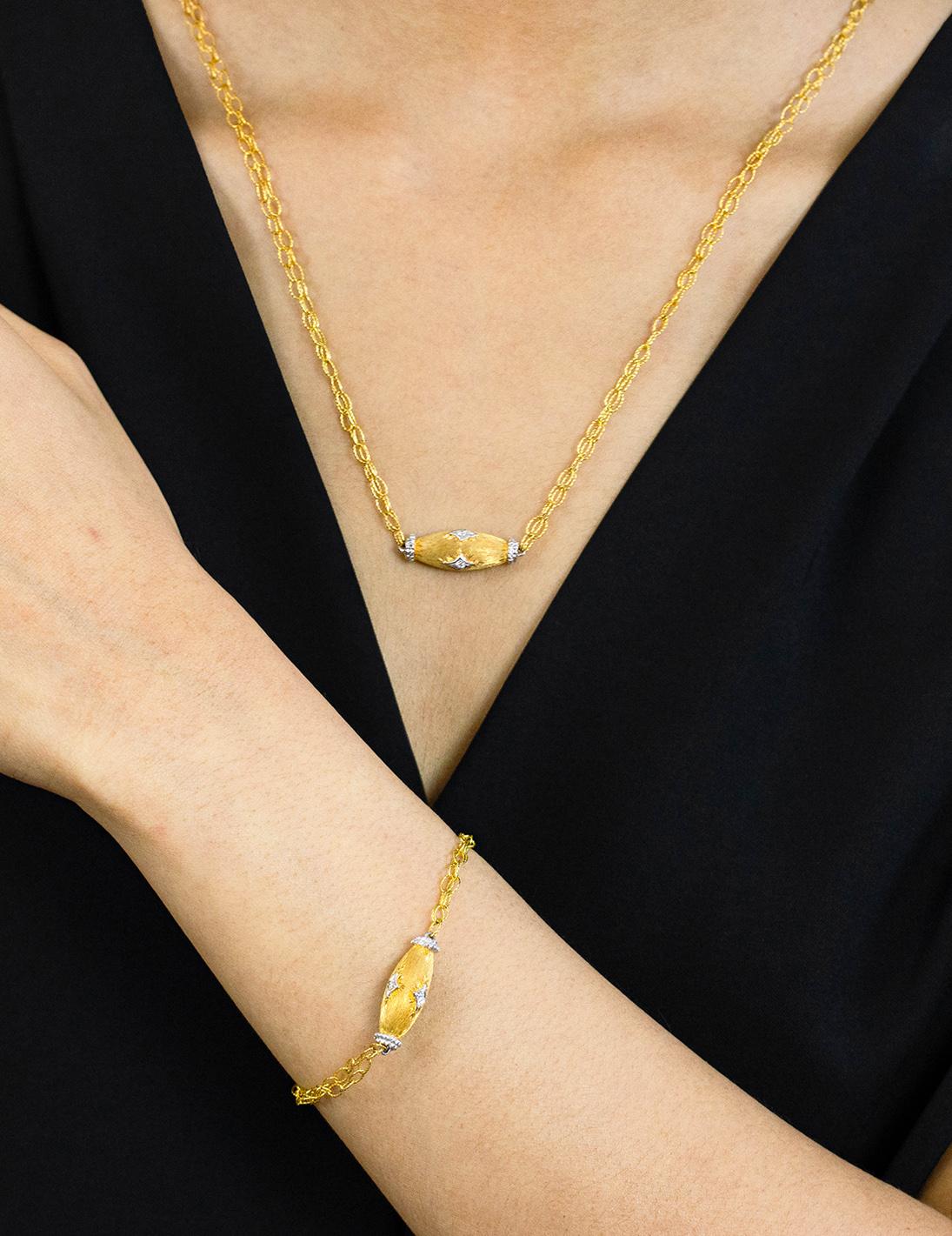 Taille ronde Bracelet en or jaune brossé avec diamants ronds brillants de 0,10 carat au total en vente