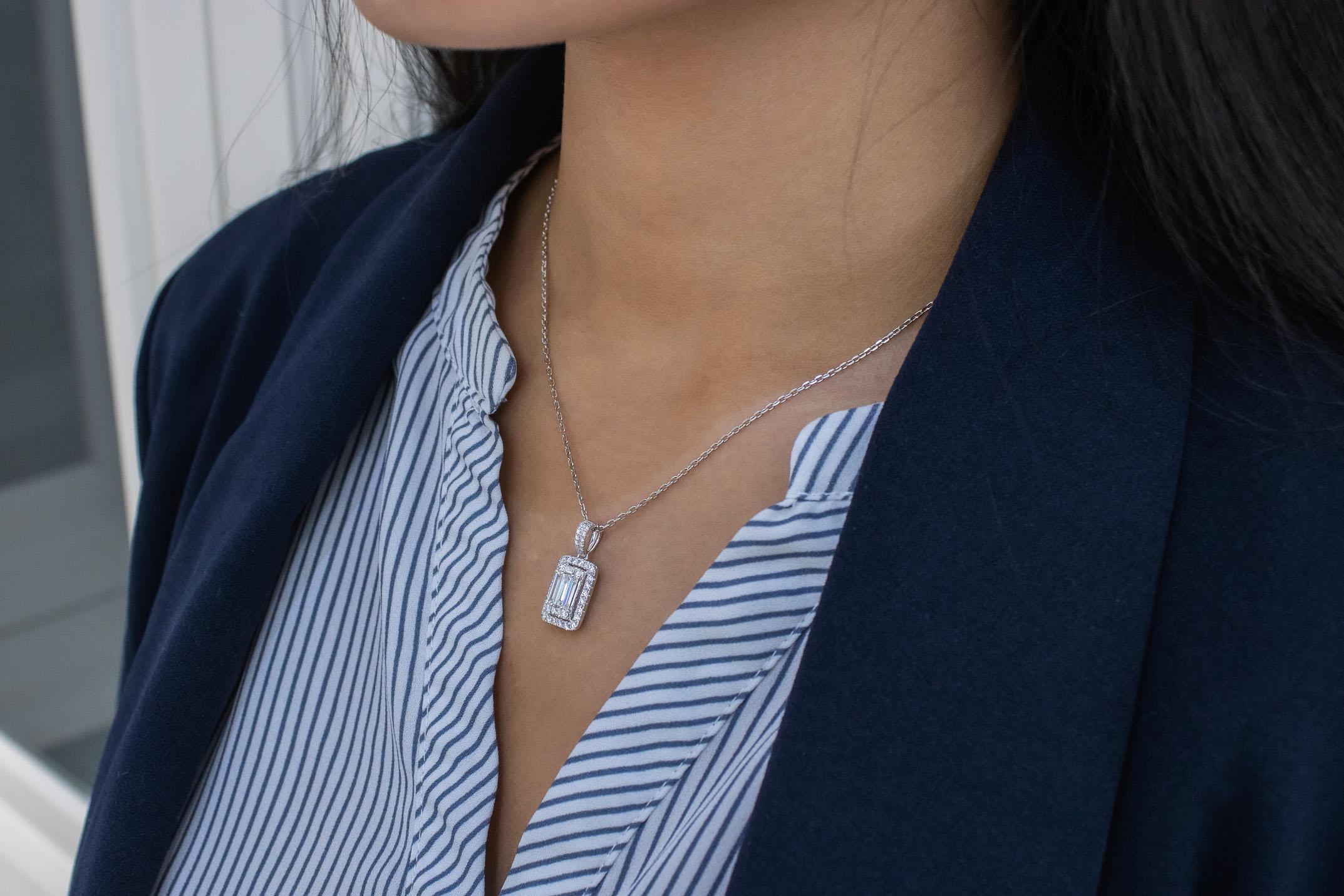 1,25 Karat Baguette und runder Diamant Illusion Anhänger Halskette im Zustand „Neu“ im Angebot in New York, NY