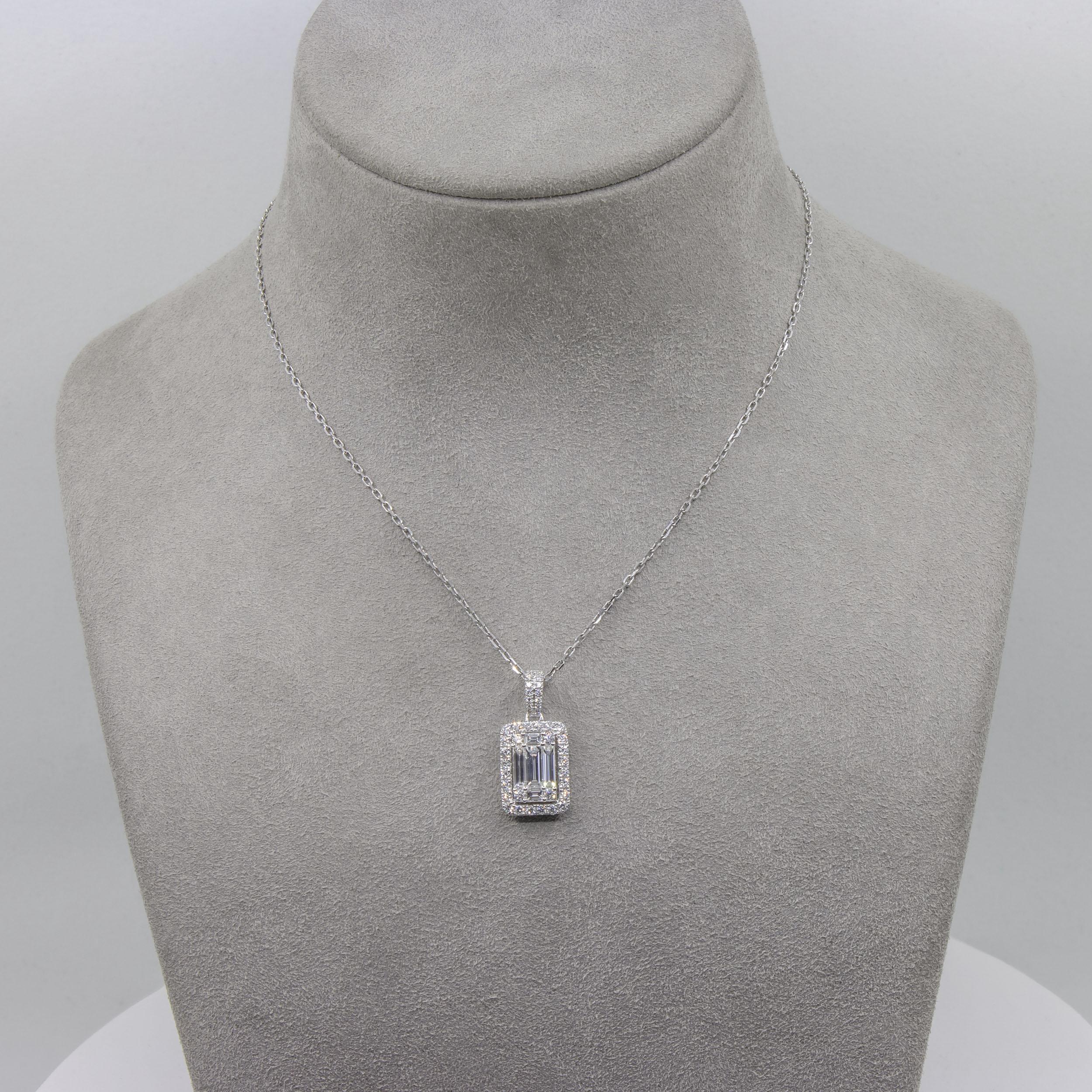 Collier pendentif à illusion de diamants baguettes et ronds de 1,25 carat au total Unisexe en vente