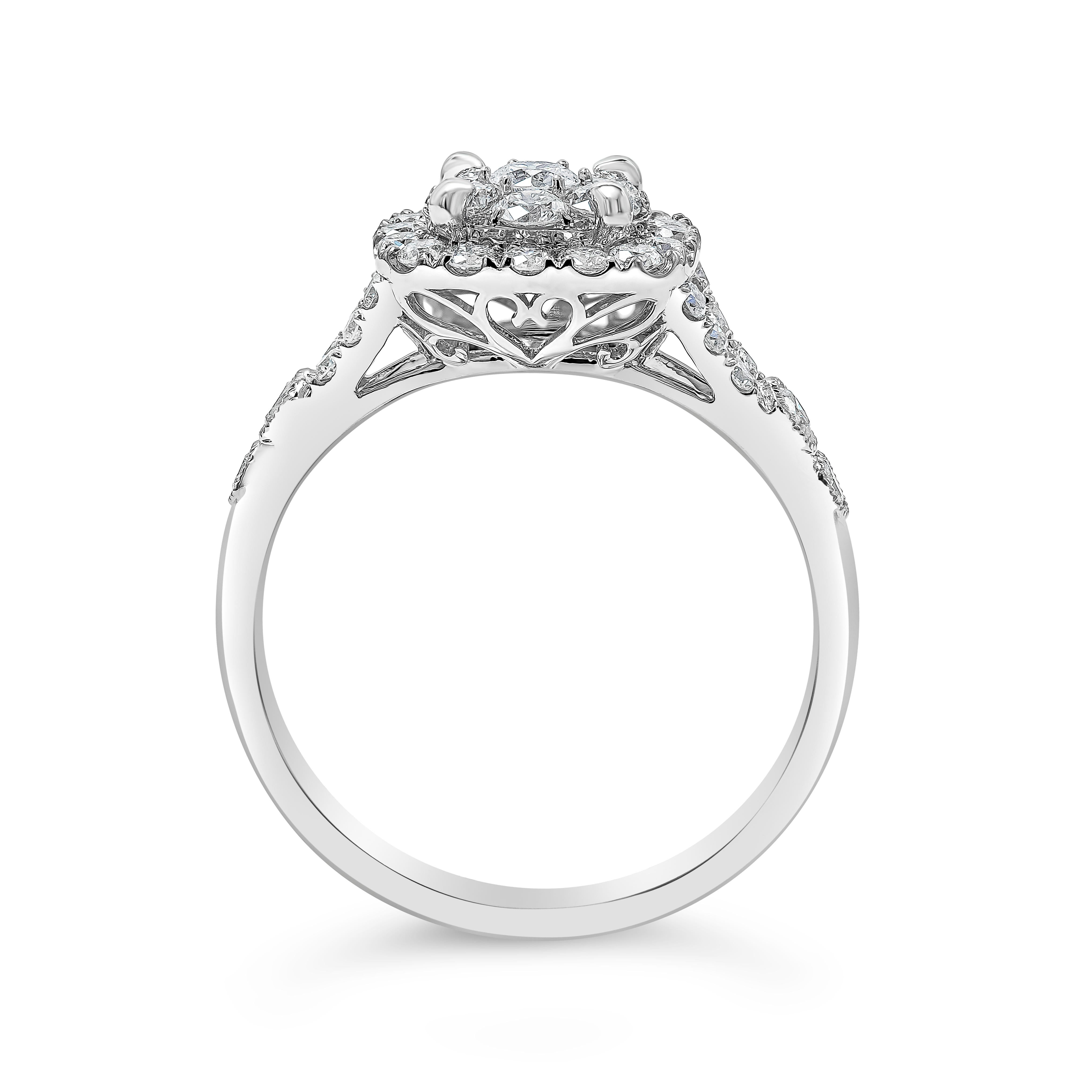 Taille ronde 0.88 Carats Total Round Cluster Diamond Cushion Shape Halo Engagement Ring en vente