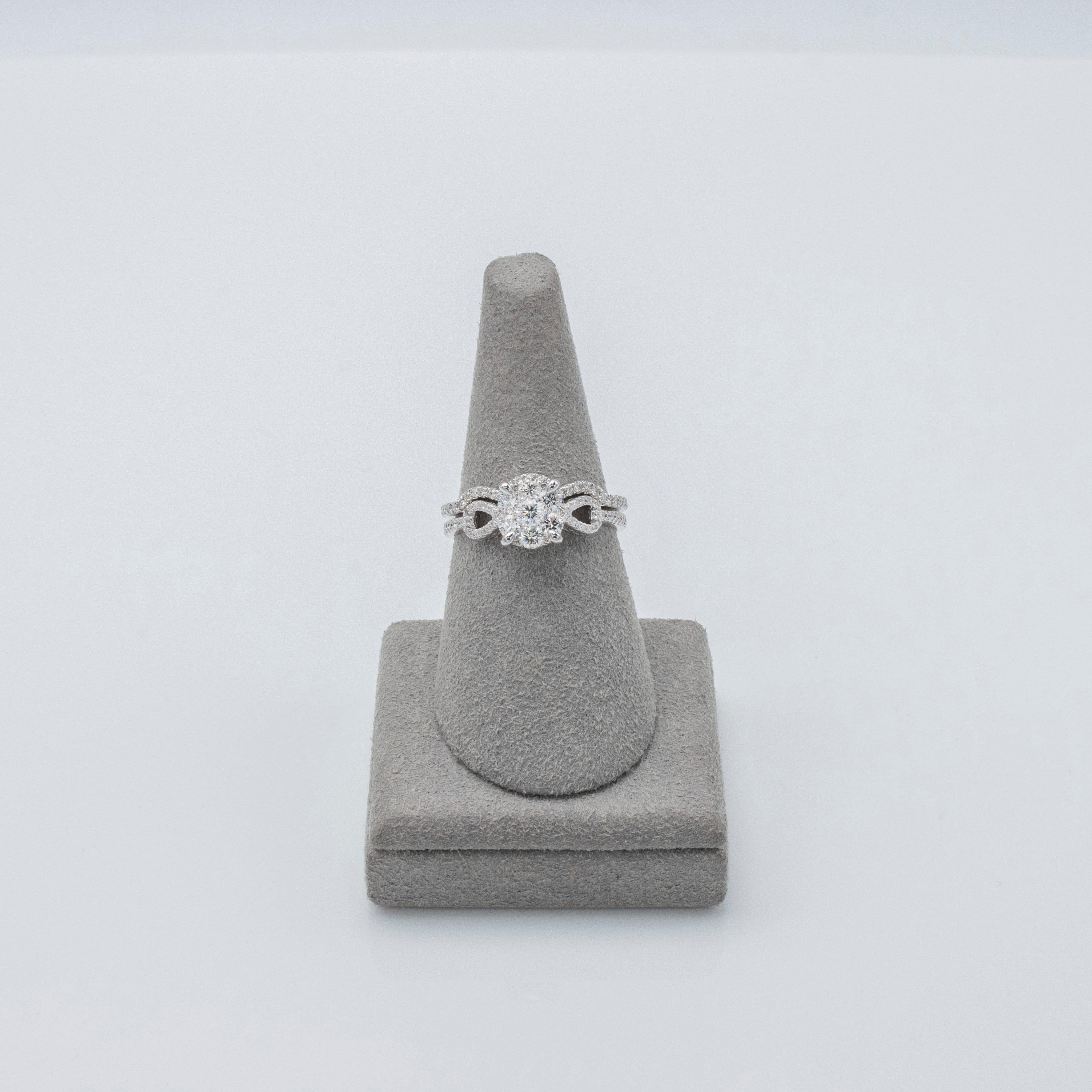 0.68 Carats Total Cluster Diamond Halo Engagement Ring and Wedding Band Set Pour femmes en vente